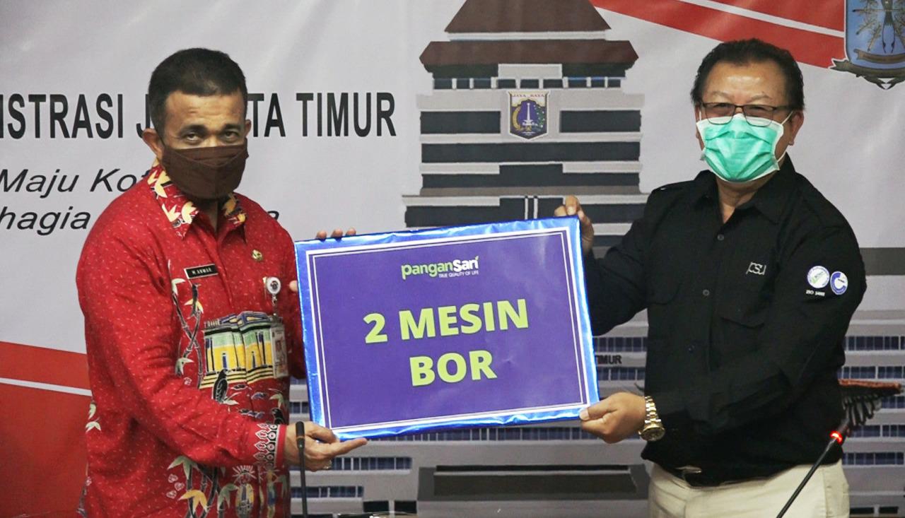 Direktur Utama PT Pangansari Utama Maghfur Lasah (baju hitam), kepada Wali Kota Administrasi Jakarta Timur, M. Anwar, 