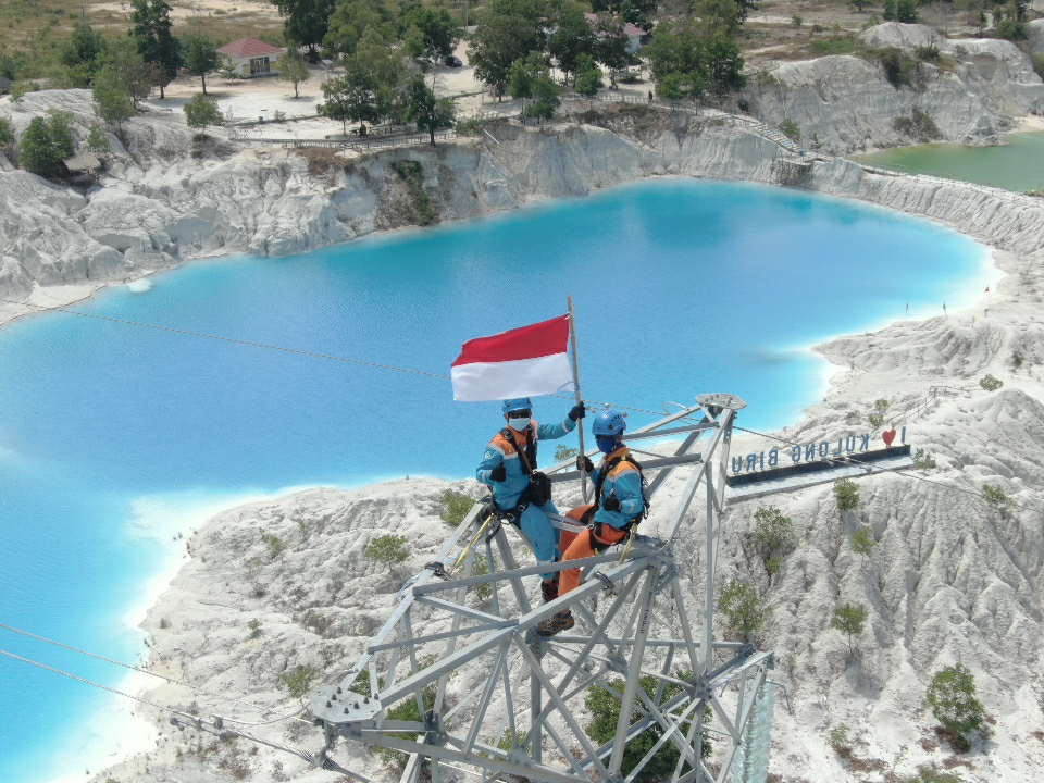 Pekerja PLN Babel sedang lakukan pemeliharaan jaringan listrik di atas ketinggian 50 meter. 