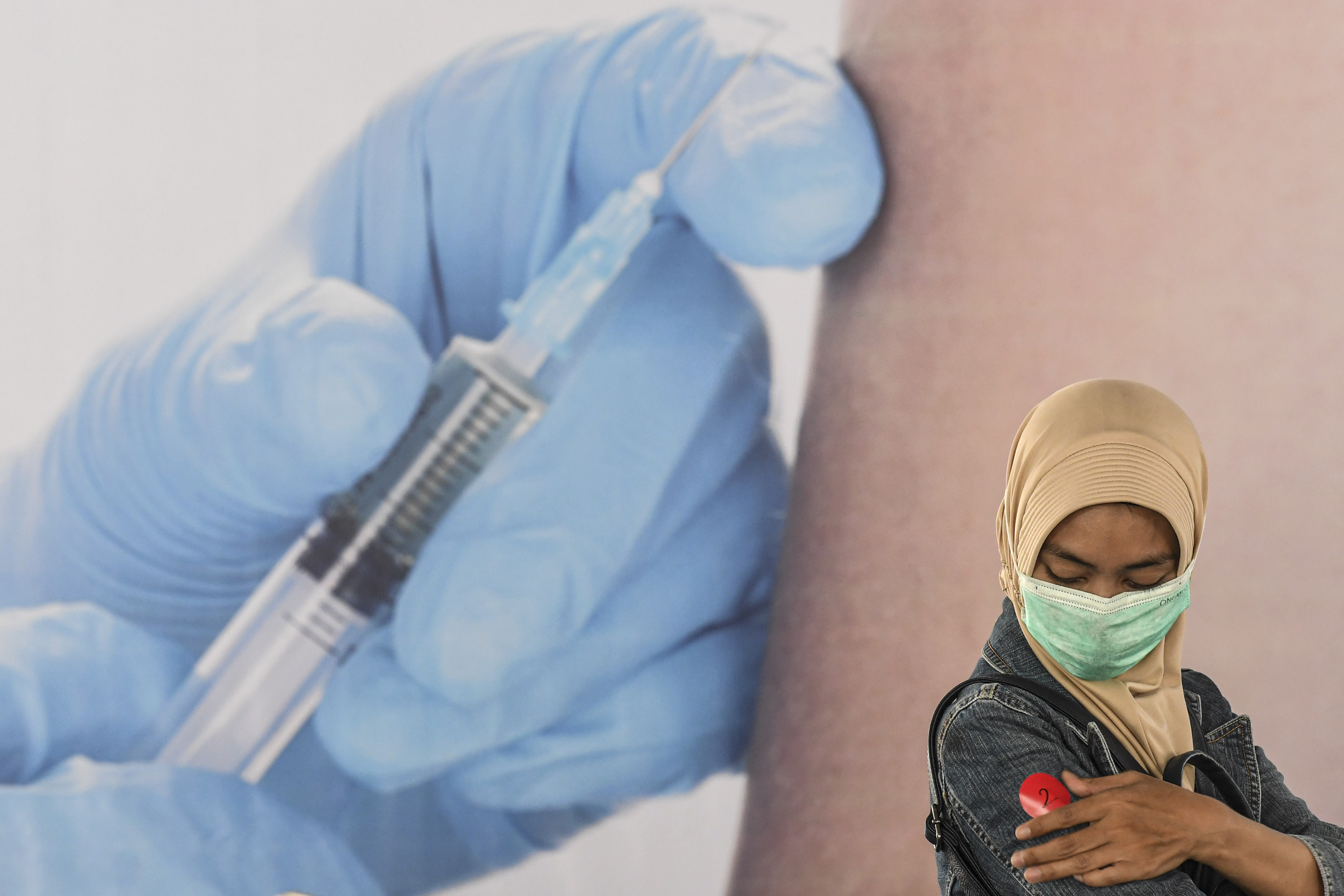 PPKM Hingga Vaksinasi, Upaya Pemerintah Kendalikan Covid-19