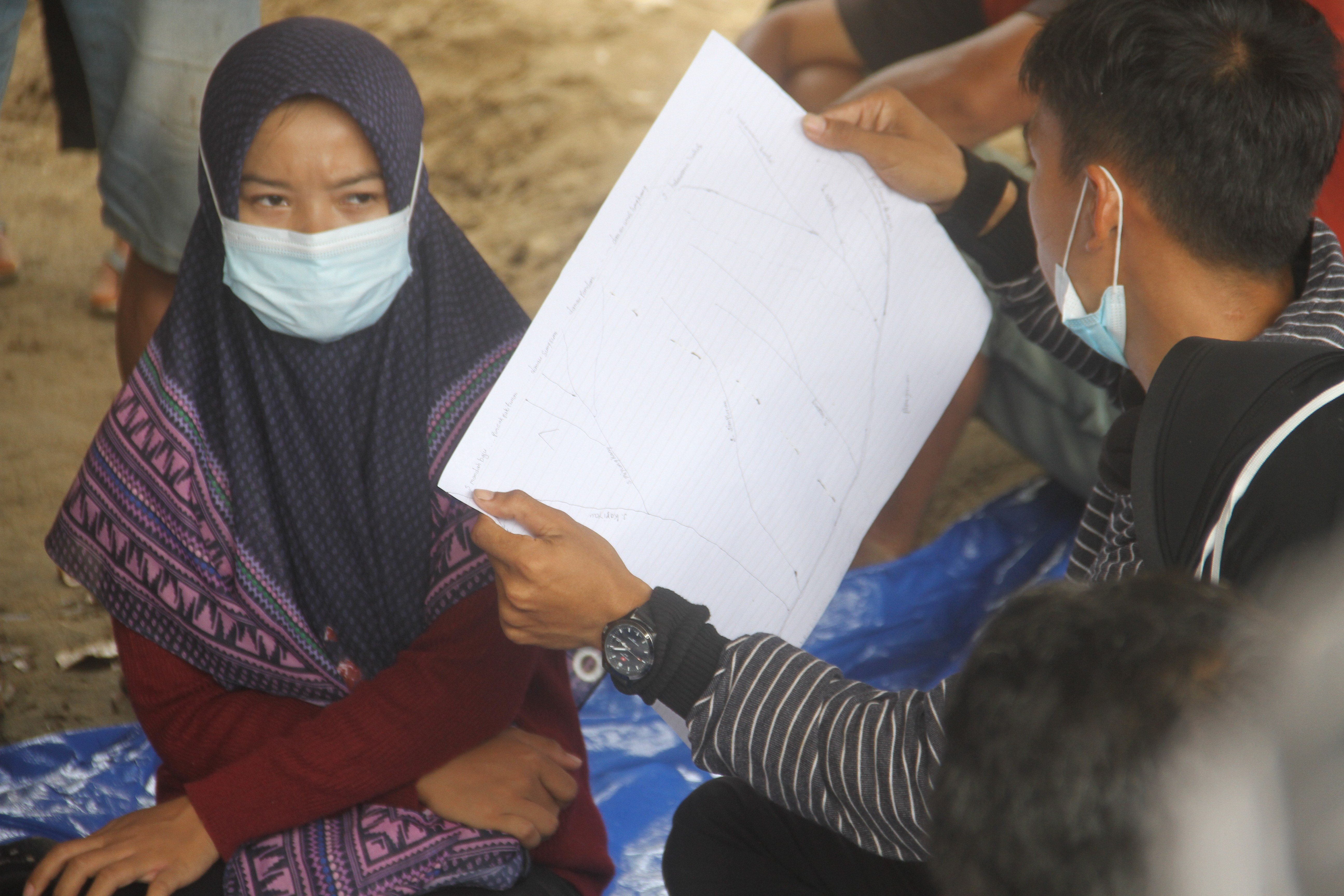 Masyarakat suku dayak Meratus menyosialisasikan batas wilayah dan penerapan denda adat bagi pelaku penjarahan hutan adat.