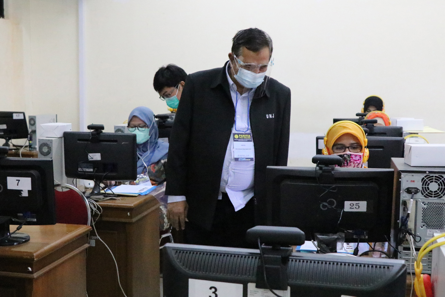 SMA Labschool YP UNJ melakukan seleksi PSB secara daring.