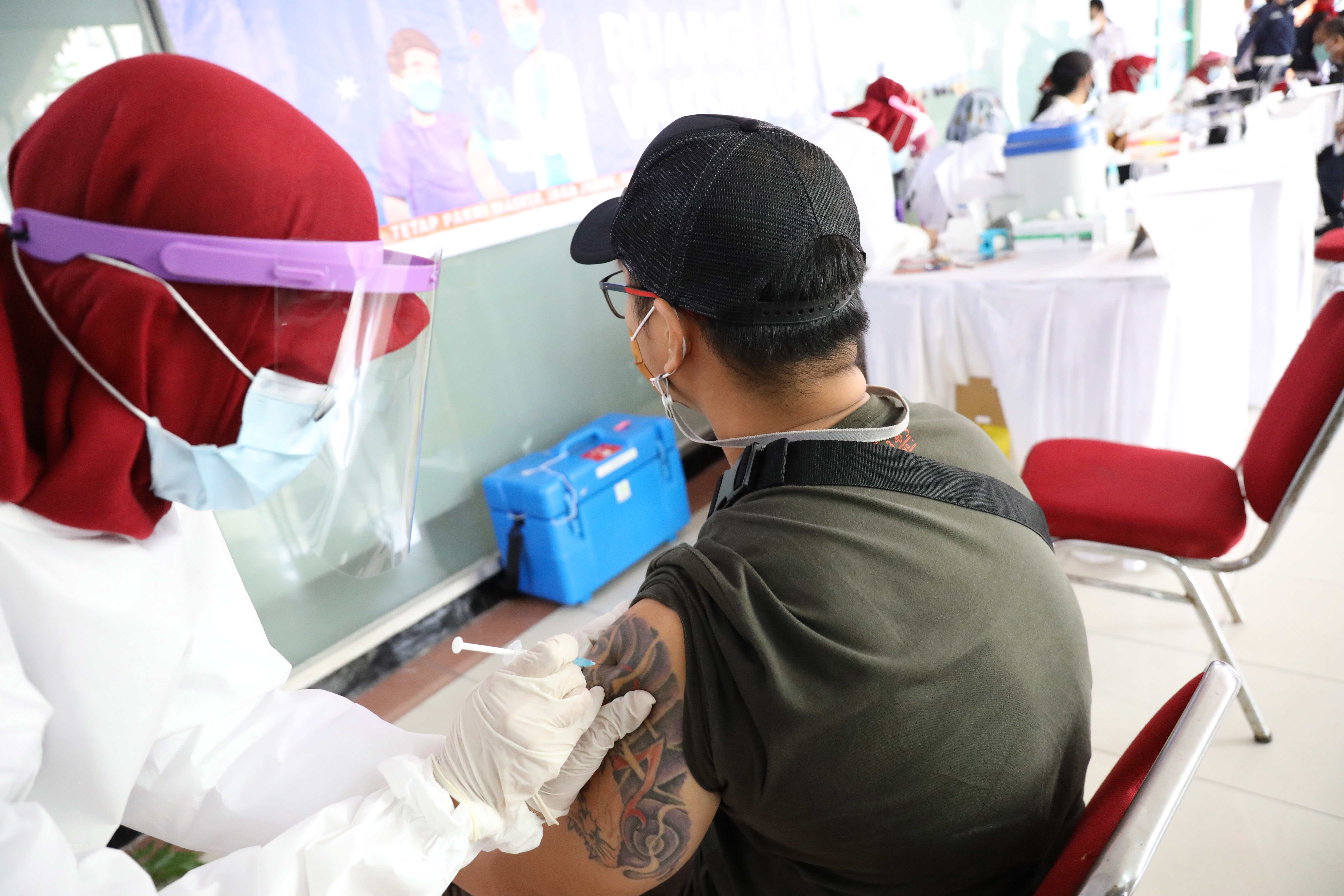 Pedagang dan pemilik toko mengikuti vaksinasi Covid-19 di Pasar Tanah Abang, Jakarta, Rabu (17/2/2021).