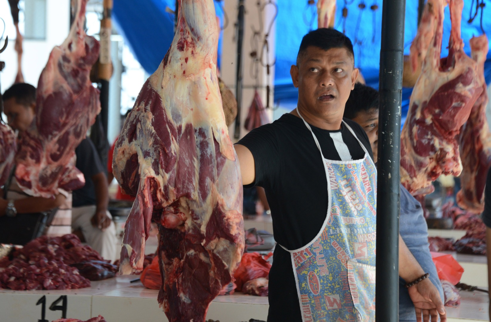 Pedagang daging sapi/kerbau menunggu pembeli di Pasar Rakyat Al Mahirah, Aceh. 