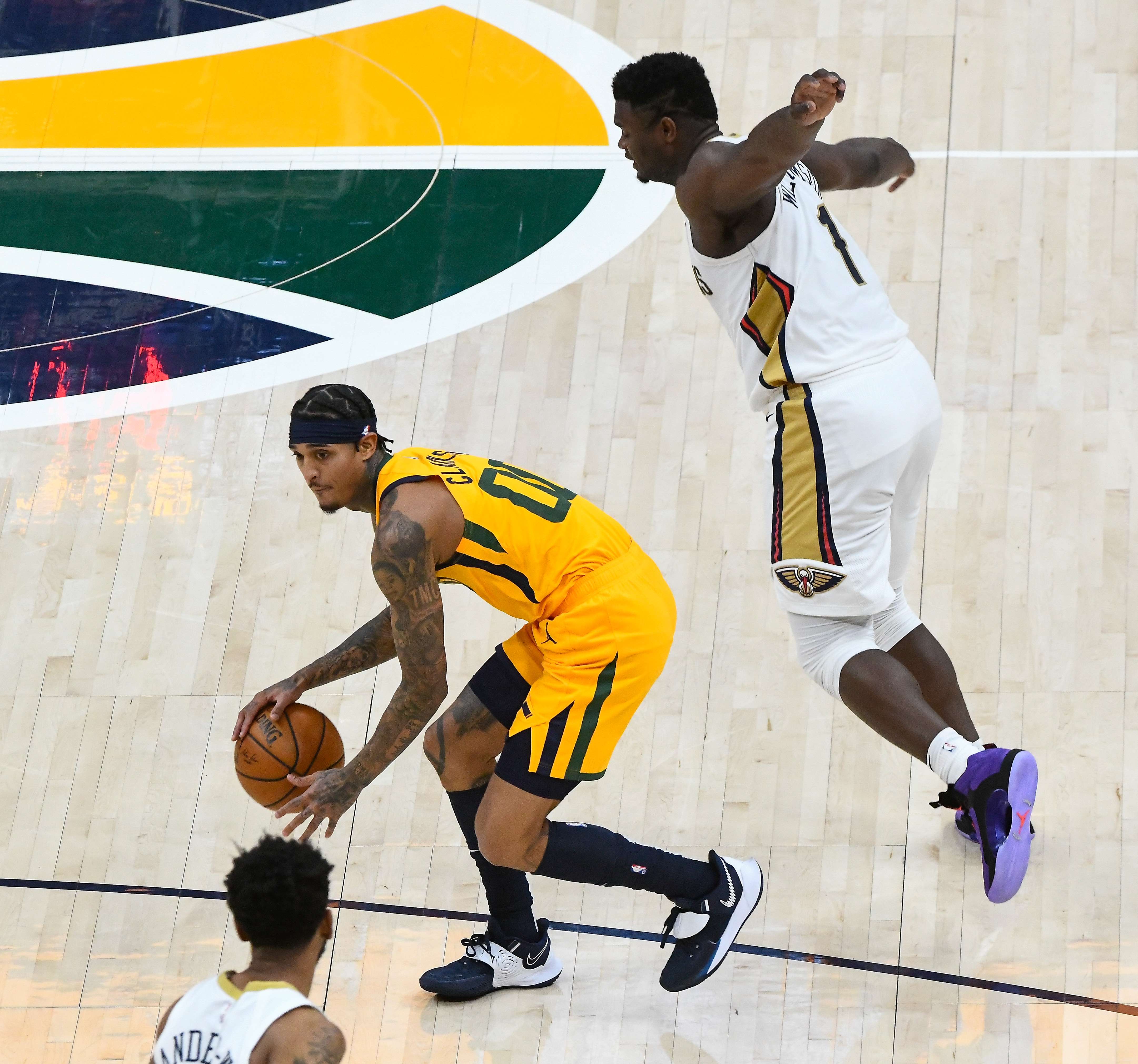 Jordan Clarkson (kaos kuning) mengantarkan Utah Jazz unggul atas Philadelphia 76ers 134-123, Selasa (16/2/2021)