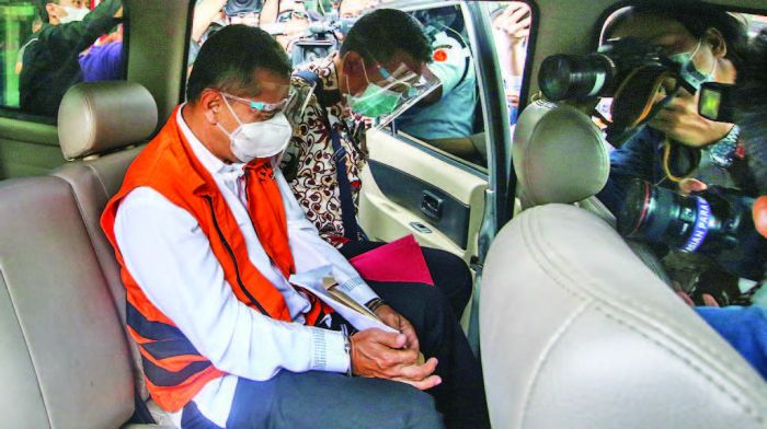 Wali Kota Cimahi Ajay Muhammad Priatna berada di mobil tahanan seusai menjalani pemeriksaan di Gedung KPK  