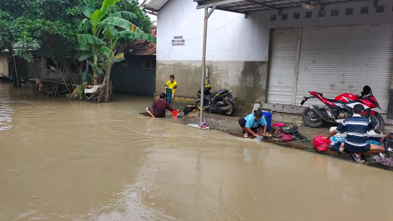 Banjir di Kabupaten Subang, Jawa Barat, mulai surut. Warga tampak membersihkan rumah dan barang yang sebelumnya terendam banjir
