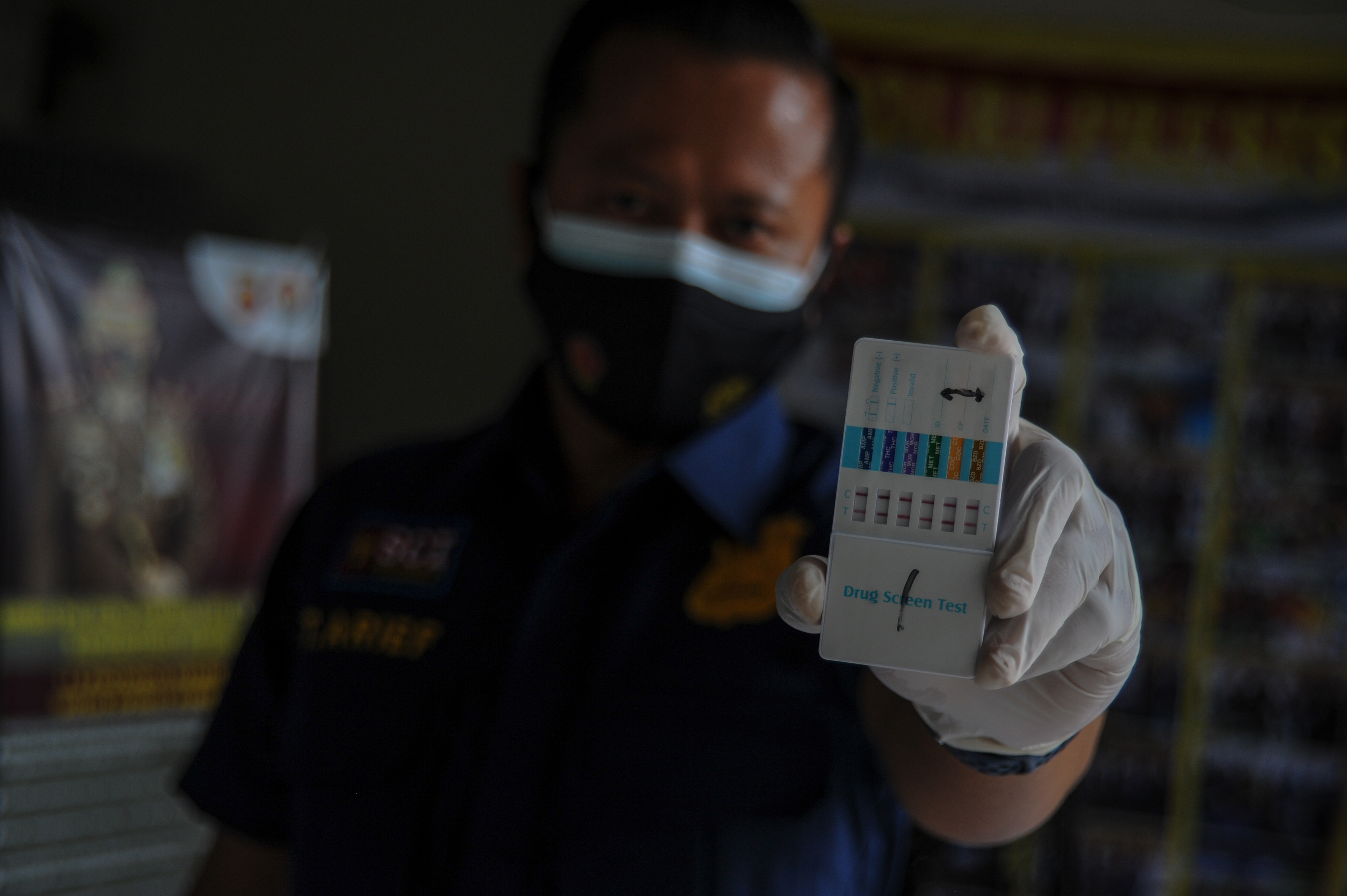 Petugas Kedokteran dan Kesehatan Polrestabes Bandung menunjukan hasil tes urine Anggota Kepolisian saat sidak tes urine di Polsek Sumur, Kam