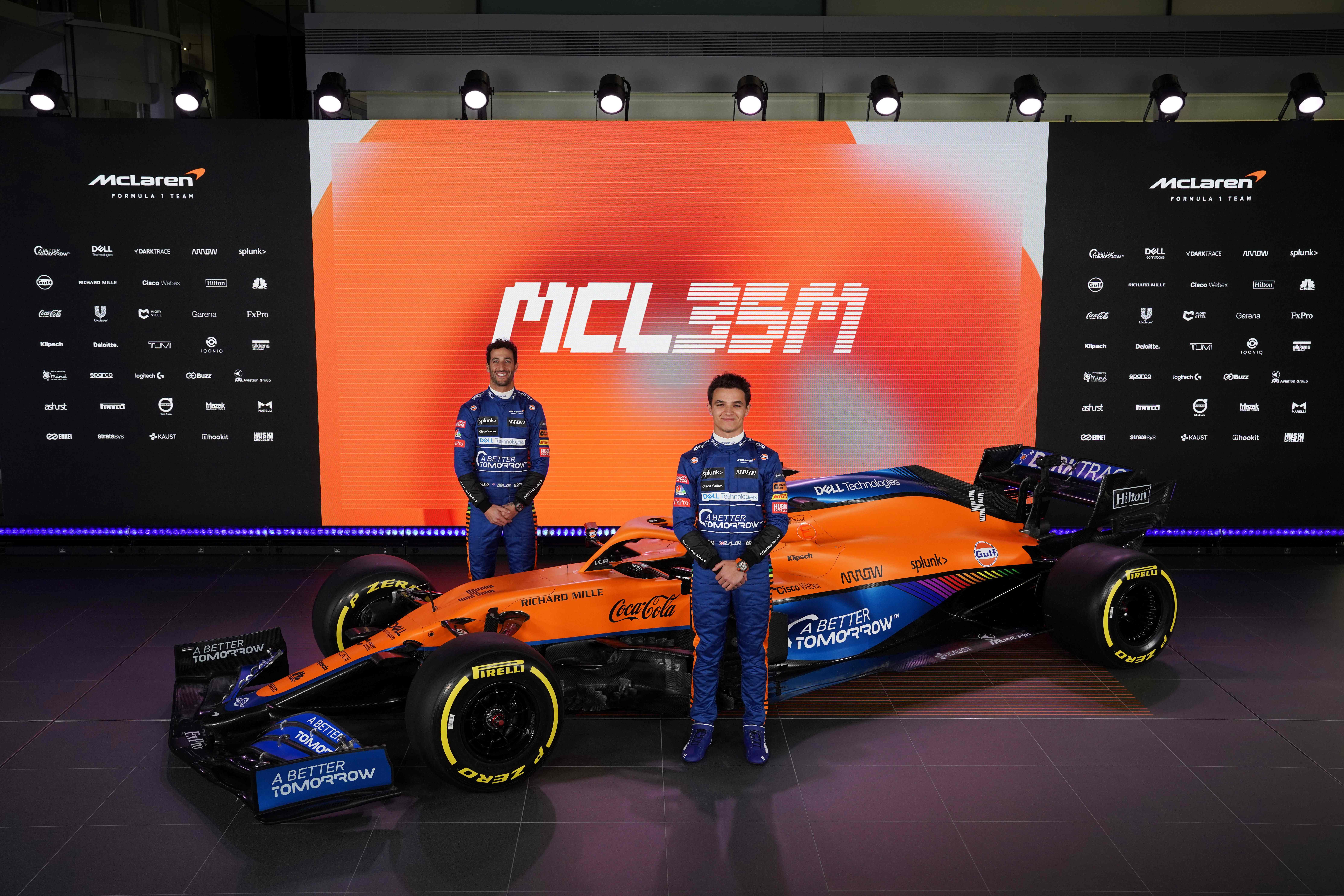 Lando Norris (kanan) dan Daniel Ricciardo hadir dalam peluncurkan mobil McLaren untuk musim balap f1 2021.