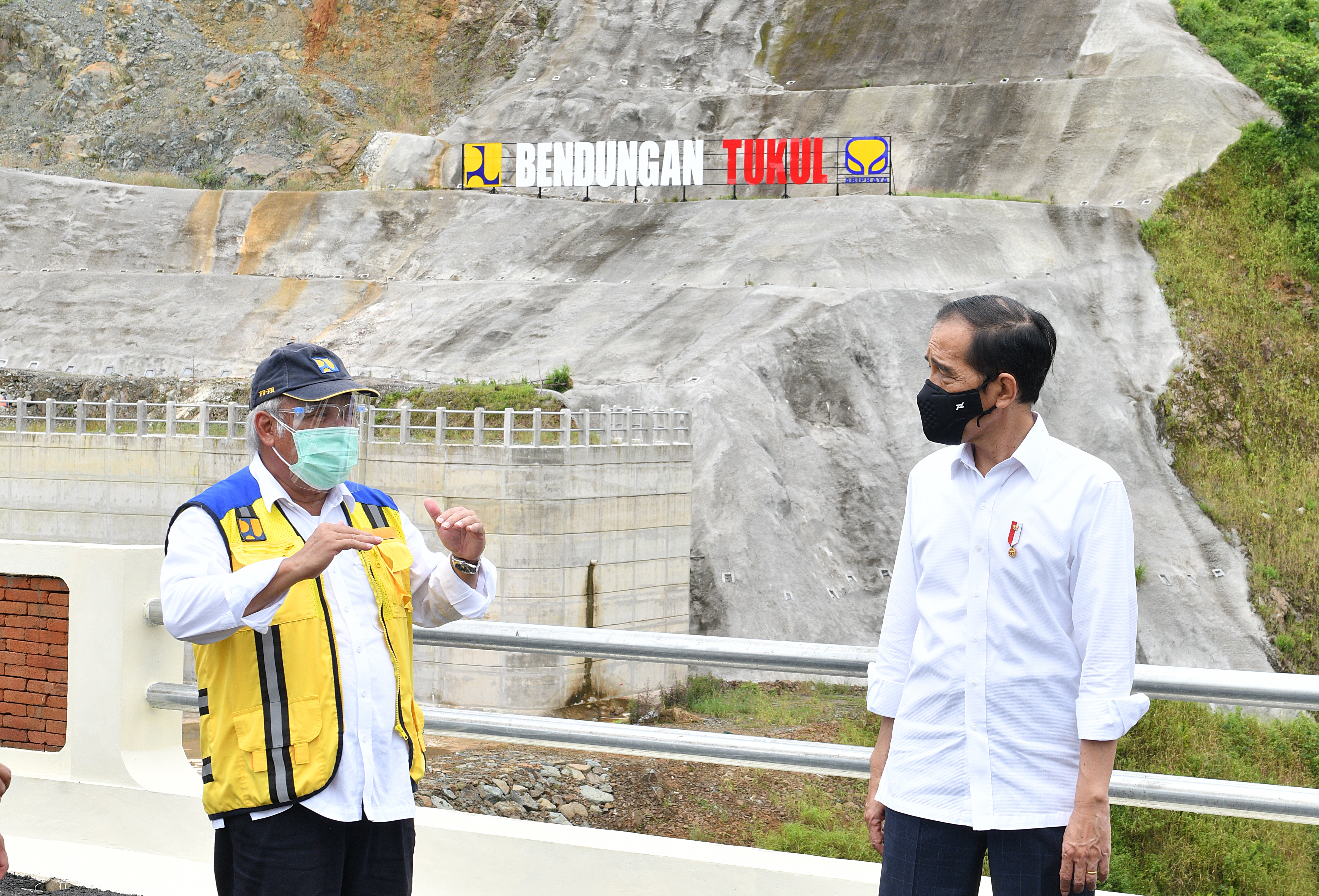  Presiden Joko Widodo (kanan) berbincang dengan Menteri PU-Pera Basuki Hadimulyono usai meresmikan Bendungan Tukul, di Pacitan, Jawa Timur.