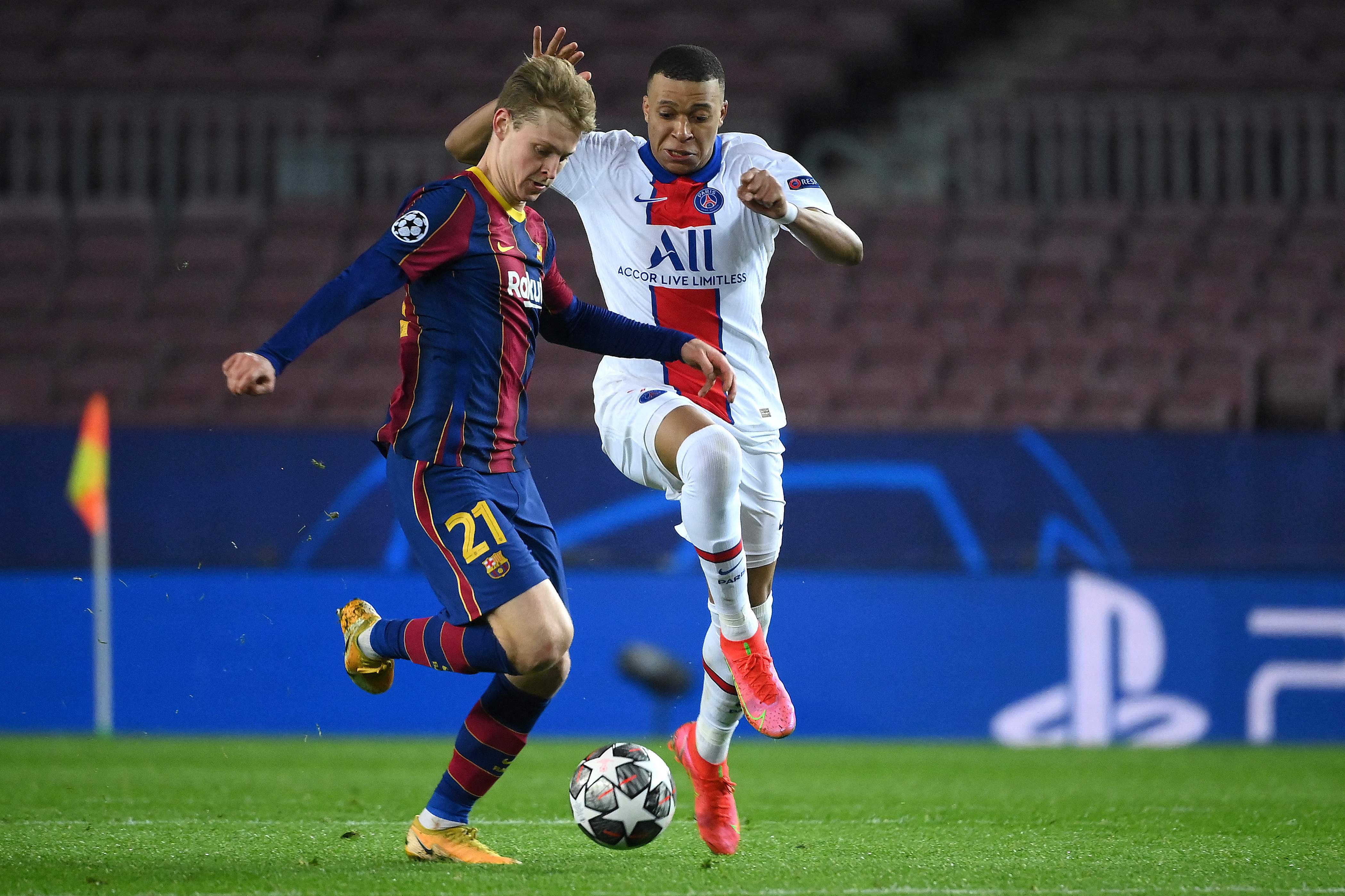 Penyerang Paris Saint-Germain Kylian Mbappe (kanan) berebut bola dengan gelandang Barcelonar Frenkie De Jong pada laga Liga Champions. 