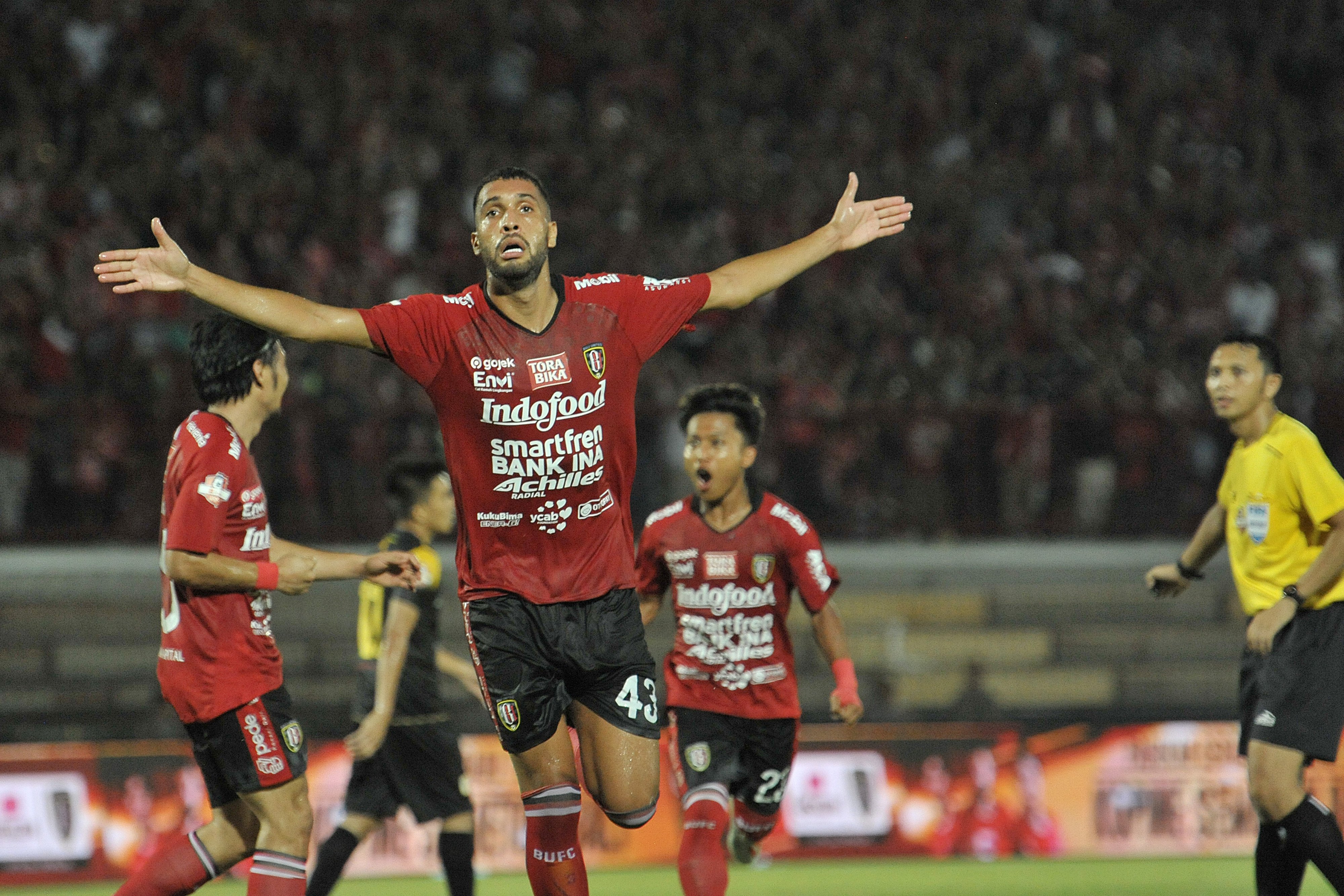 Aksi selebrasi pemain Bali United, Willian Pacheco (tengah), setelah menjebol gawang Barito Putera di laga Liga 1 Indonesia.