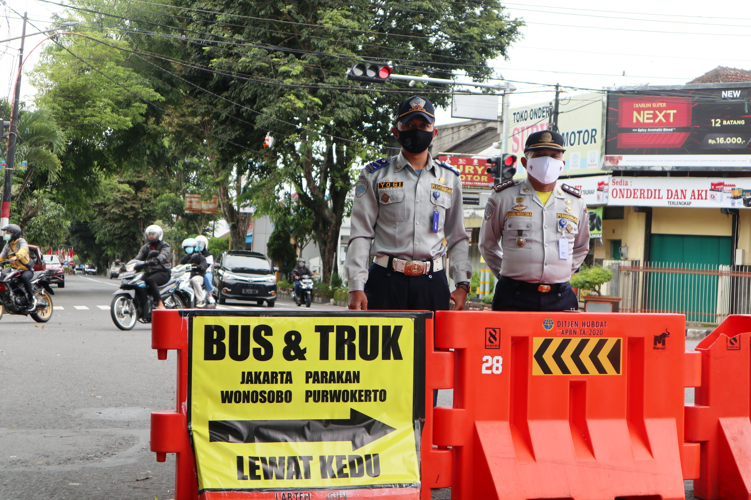 Petugas Dinas Perhubungan Temanggung melakukan penutupan sejumlah ruas jalan di hari pertama program 'Jateng Di Rumah Saja', Sabtu (6/2).