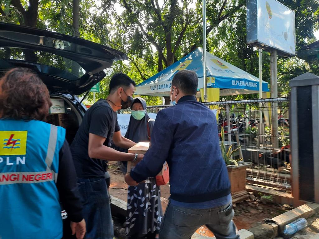 PLN Cikarang Buka Dapur Umum Bagi Korban Banjir