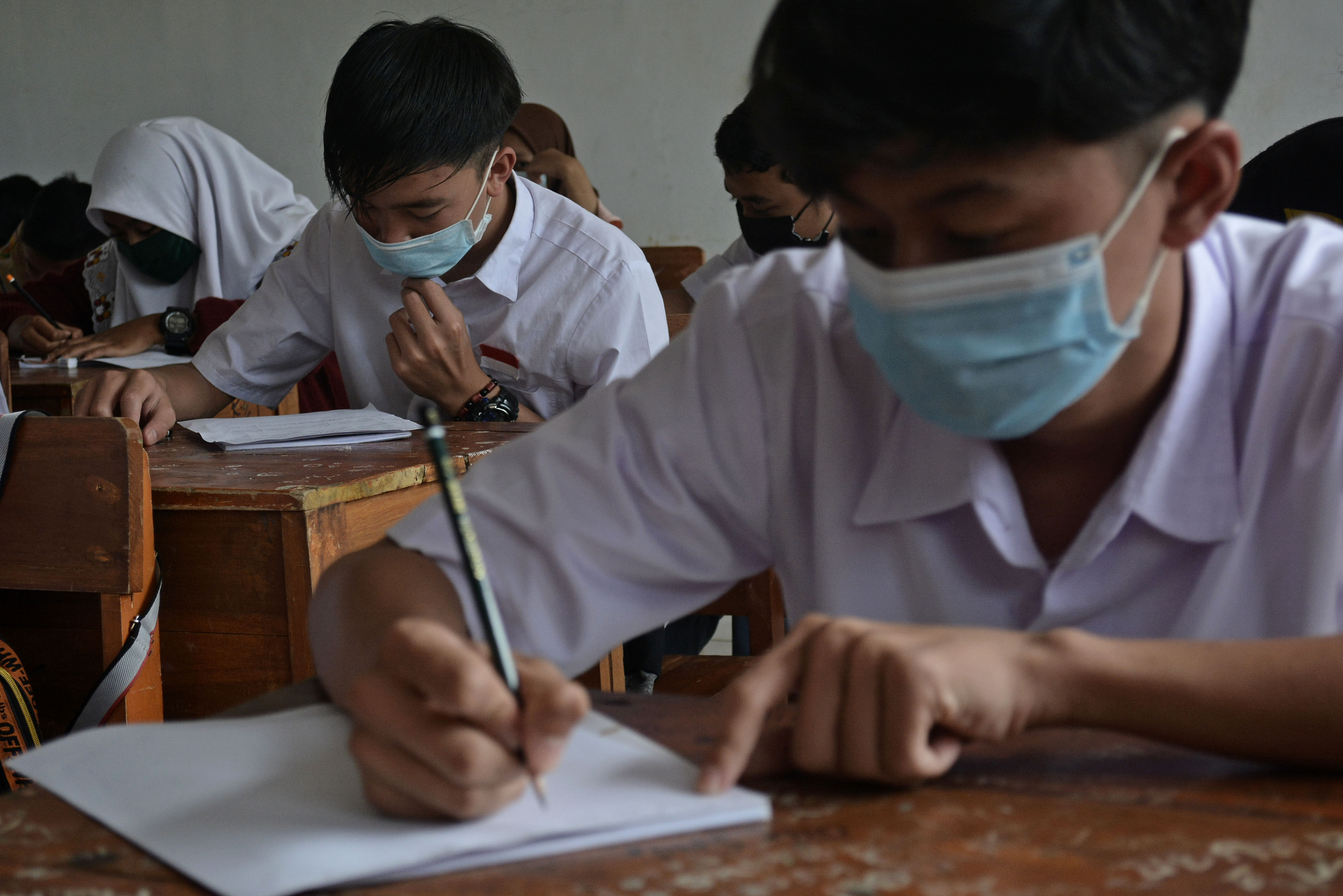 Sejumlah siswa SMA di Kabupaten Garut, Jawa Barat, saat menjalani proses belajar mengajar tatap muka, Desember 2020 lalu.