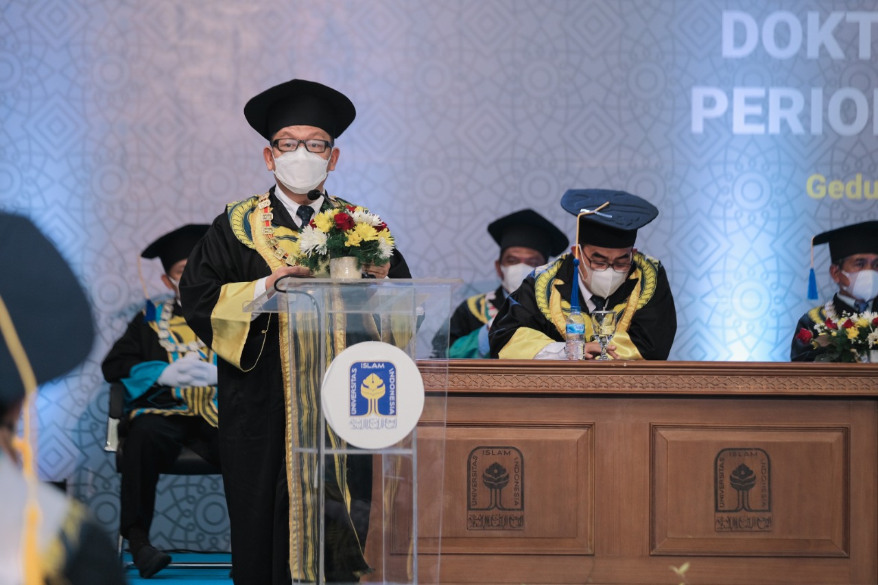 Rektor Universitas Islam Indonesia Prof. Fathul Wahid memberikan sambutannya dalam wisuda UII, Yogyakarta, Sabtu (27/2/2021).