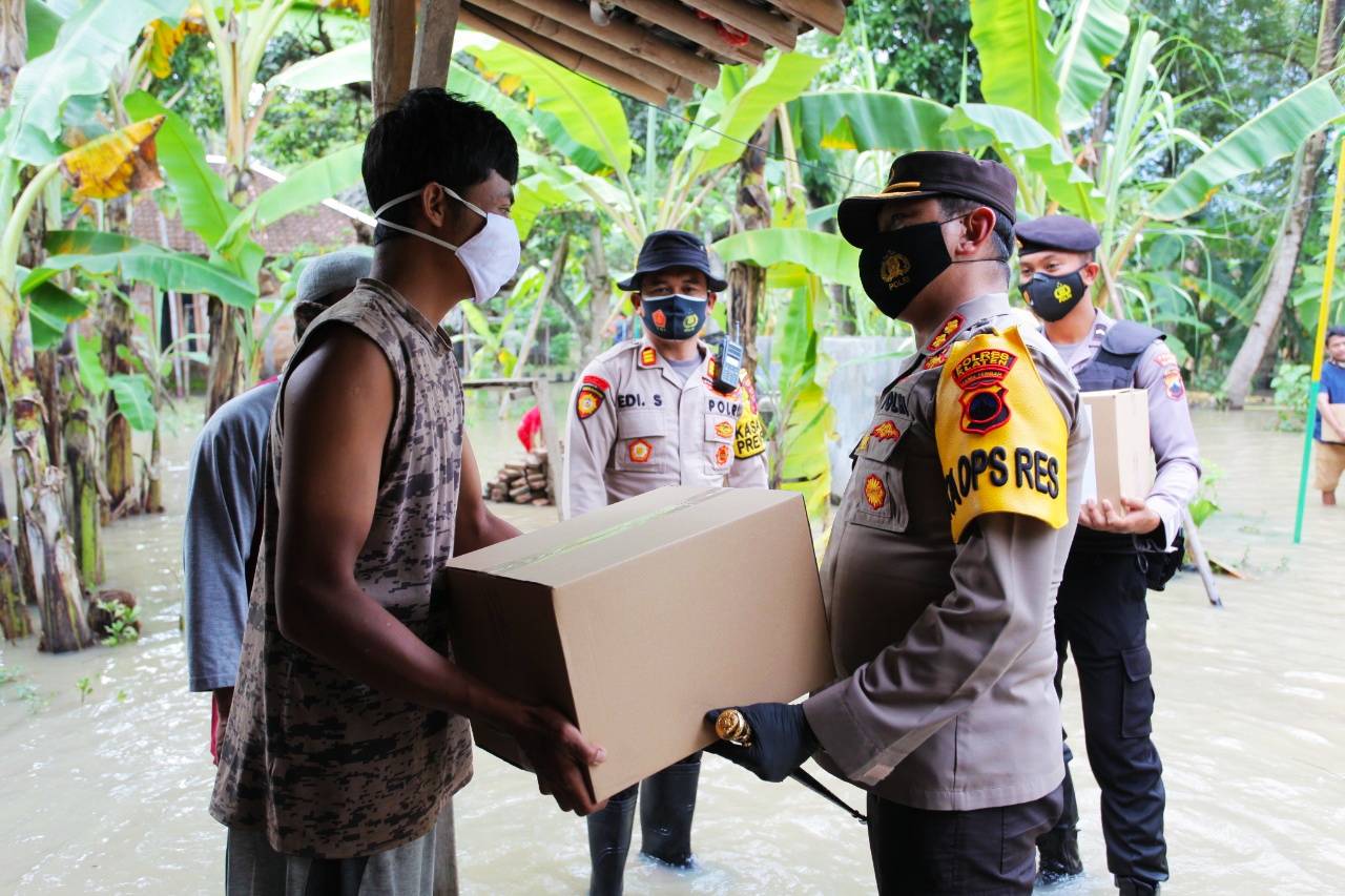 Kapolres Klaten AKB Edy Suranta Sitepu menyerahkan bantuan paket sembako kepada warga terdampak banjir.