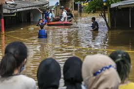 Evakuasi korban banjir di Jakarta