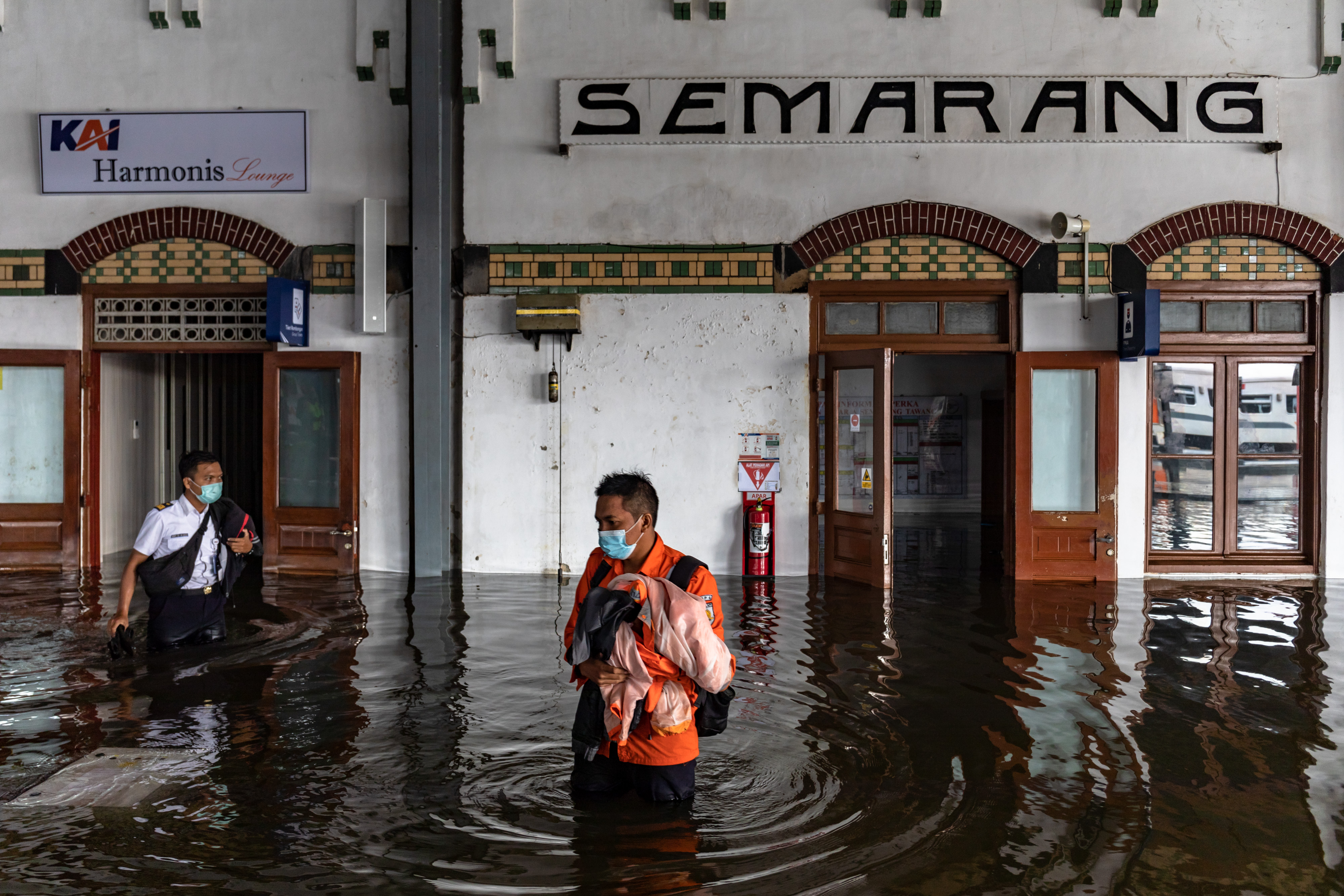 Kondisi Stasiun Semarang Tawang saat terendam banjir pada Sabtu (6/2/2021), kini ketinggian banjir mulai surut dan bisa dilalui kereta api.