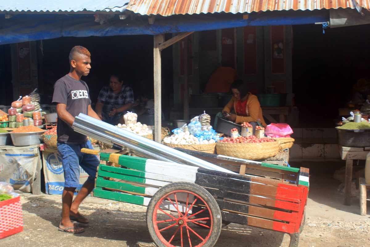 Sejumlah pengunjung dan pedagang di Pasar Tradisional Oeba, Kota Kupang, Nusa Tenggara Timur, Sabtu (16/1/2021) tidak memakai masker.