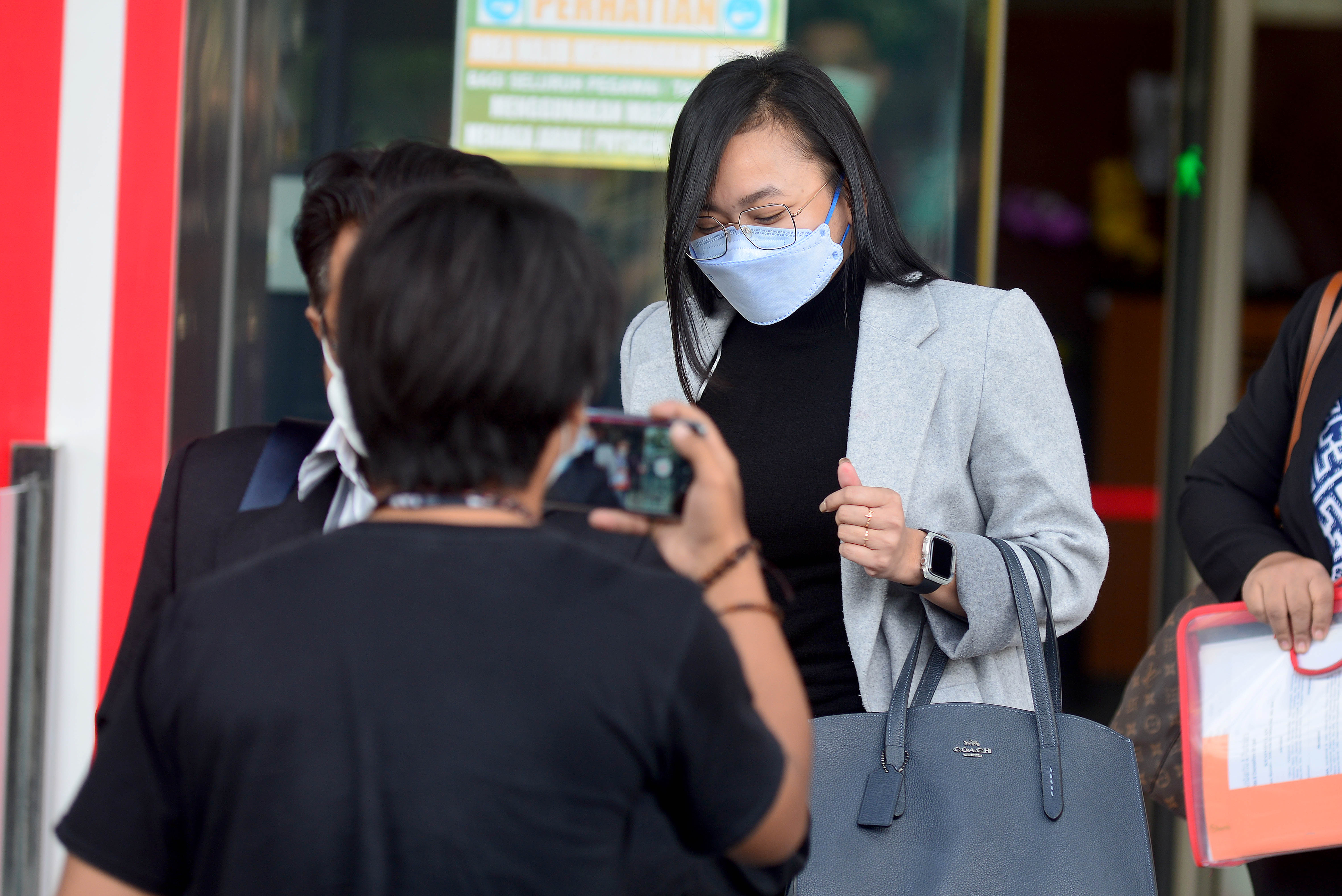  Komisaris PT RPI Daning Saraswati berjalan bersama penasihat hukumnya usai diperiksa di Gedung KPK, Jakarta, Kamis (11/2).