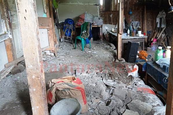 Rumah rusak akibat tanah bergerak.