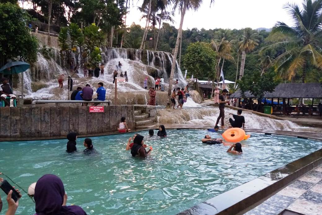 Pengunjung padati obyek wisata Aek Sijorni di Kecamatan Siabu, Kabupaten Tapanuli Selatan, Sumatera Utara, Minggu ( 14/2 ). 