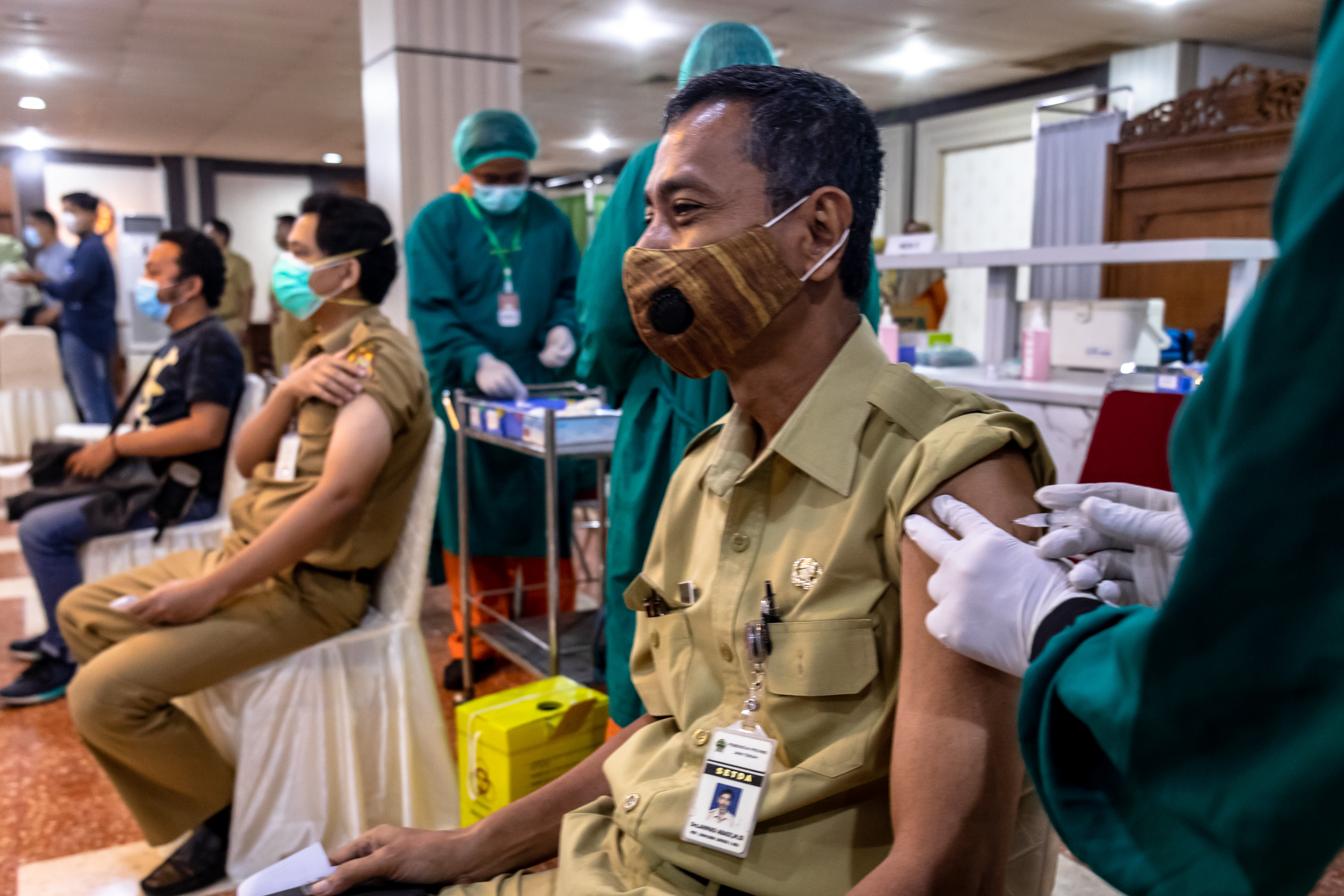 Pelaksanaan vaksinasi covid-19 gelombang II di Gedung Gradhika Bhakti Praja, Semarang, Jawa Tengah, Senin (22/2/2021).