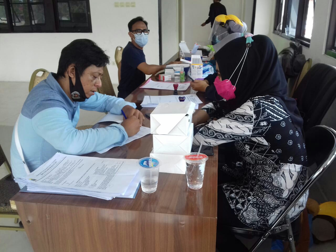 Sejumlah wartawan mengisi formulir pemeriksaan tes cepat covid-19 di Posko Satgas Penanganan Covid-19 Kabupaten Cianjur.