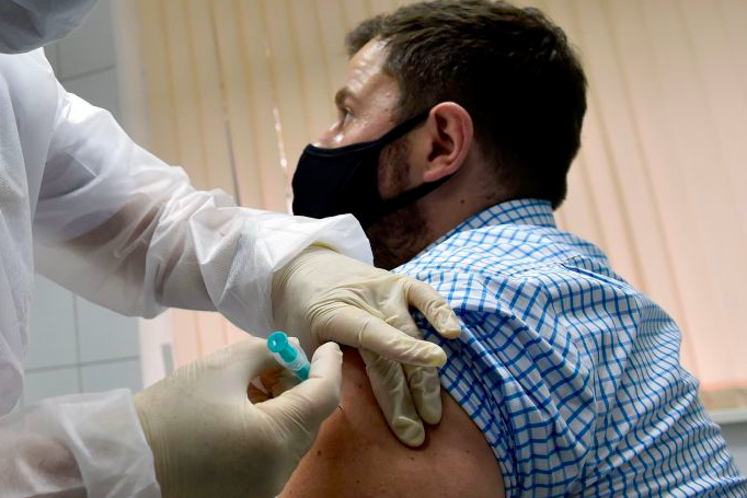 Ilustrasi - Seorang relawan mendapatkan suntikan vaksin covid-19.