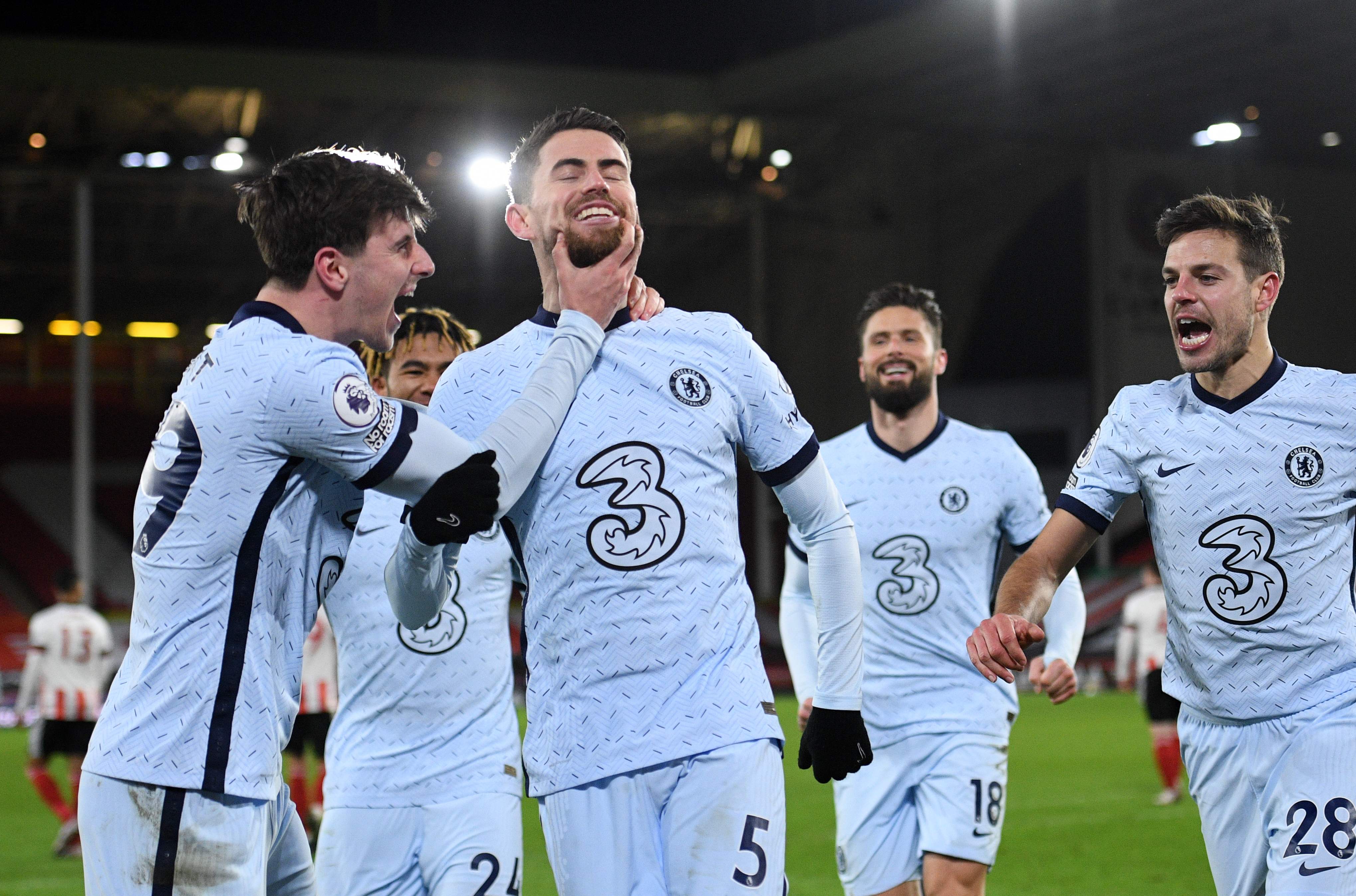 Para pemain Chelsea melakukan selebrasi usai Jorgonho (kedua dari kiri) mencetak gol ke gawang Sheffield United di laga Liga Primer Inggris.