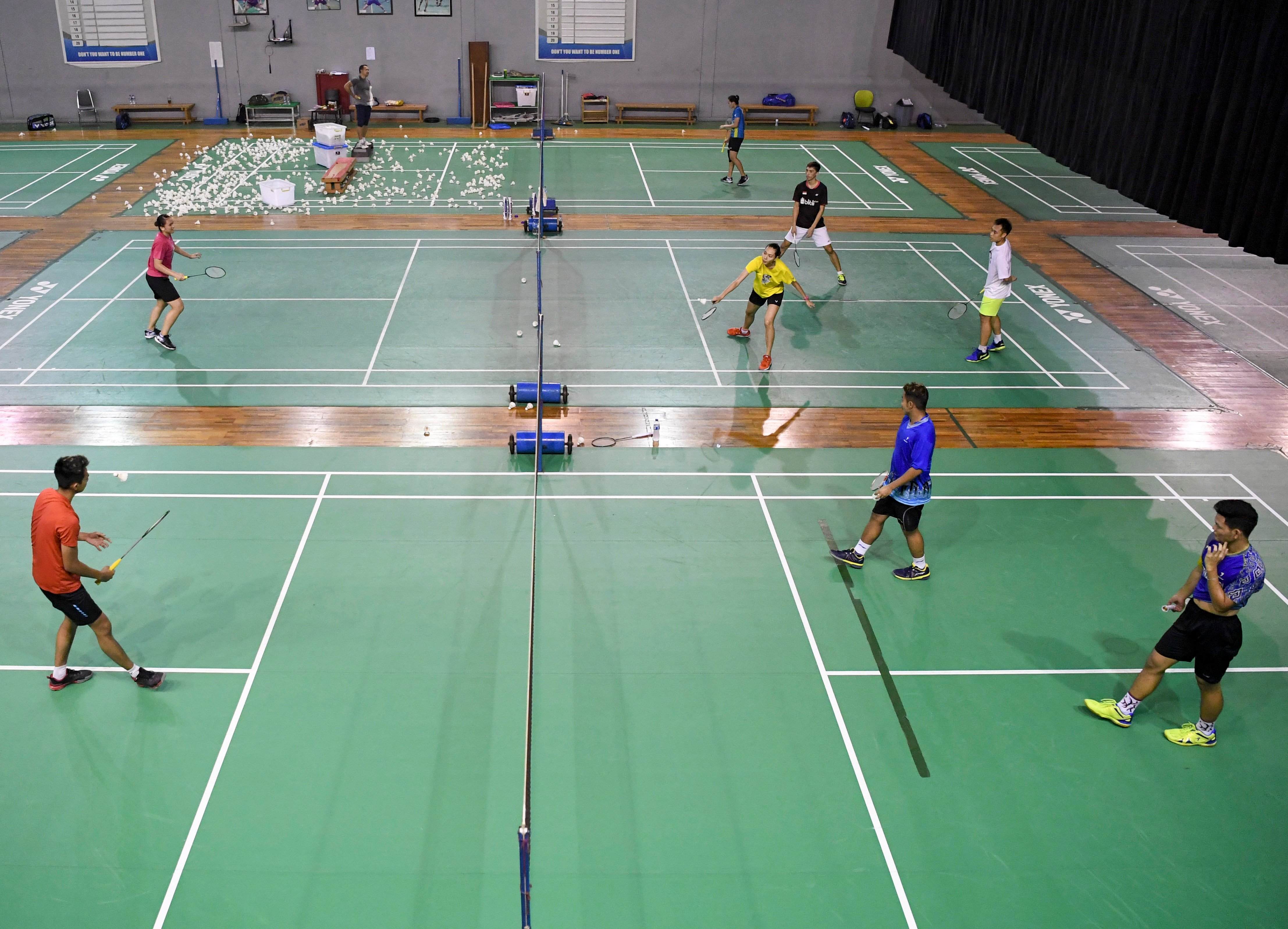 Sejumlah atlet PBSI latihan bersama di lokasi pelatnas di Cipayung, Jakarta, pada 2019.