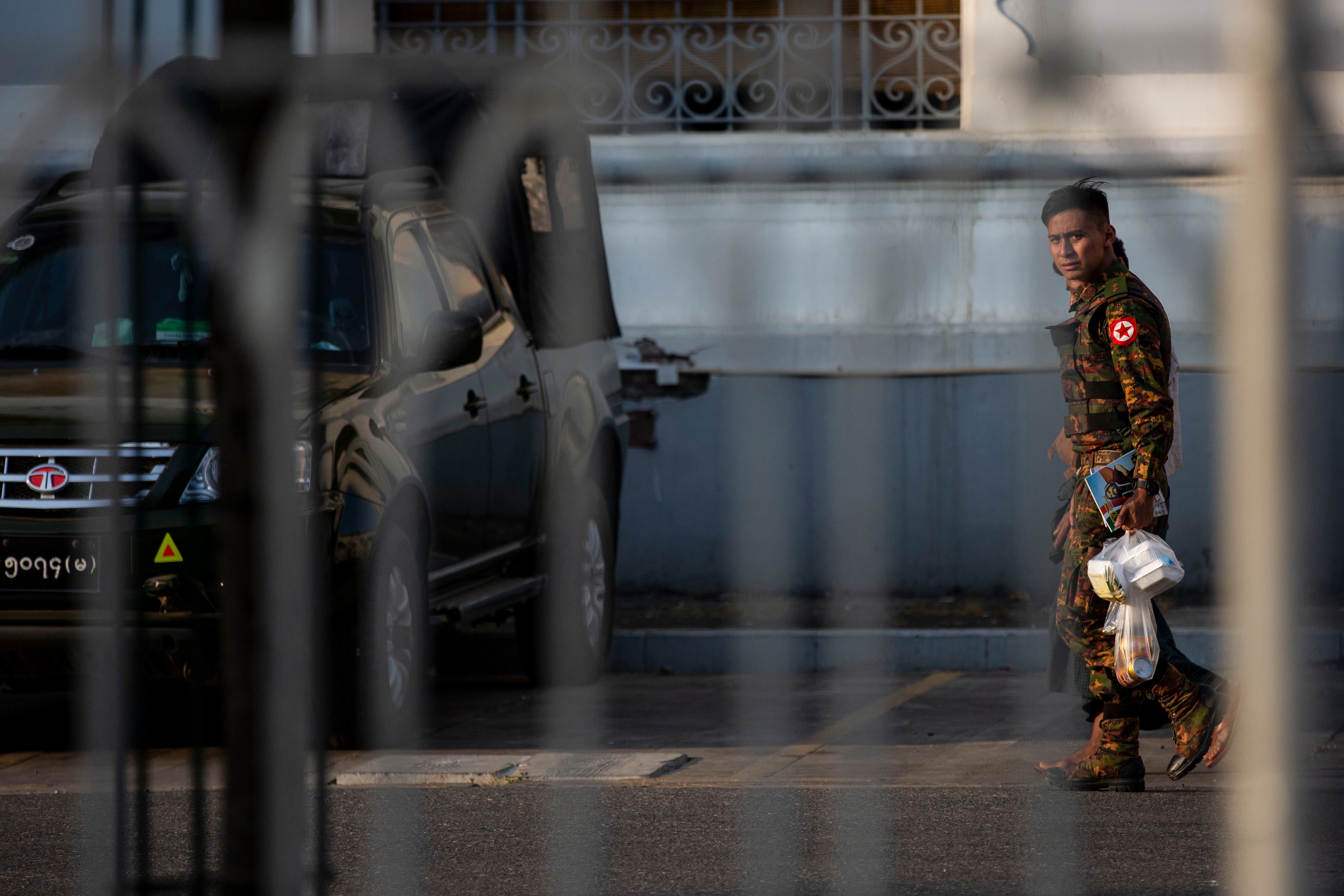 Seorang prajurit berjalan di Balai Kota di Yangon, Myanmar.