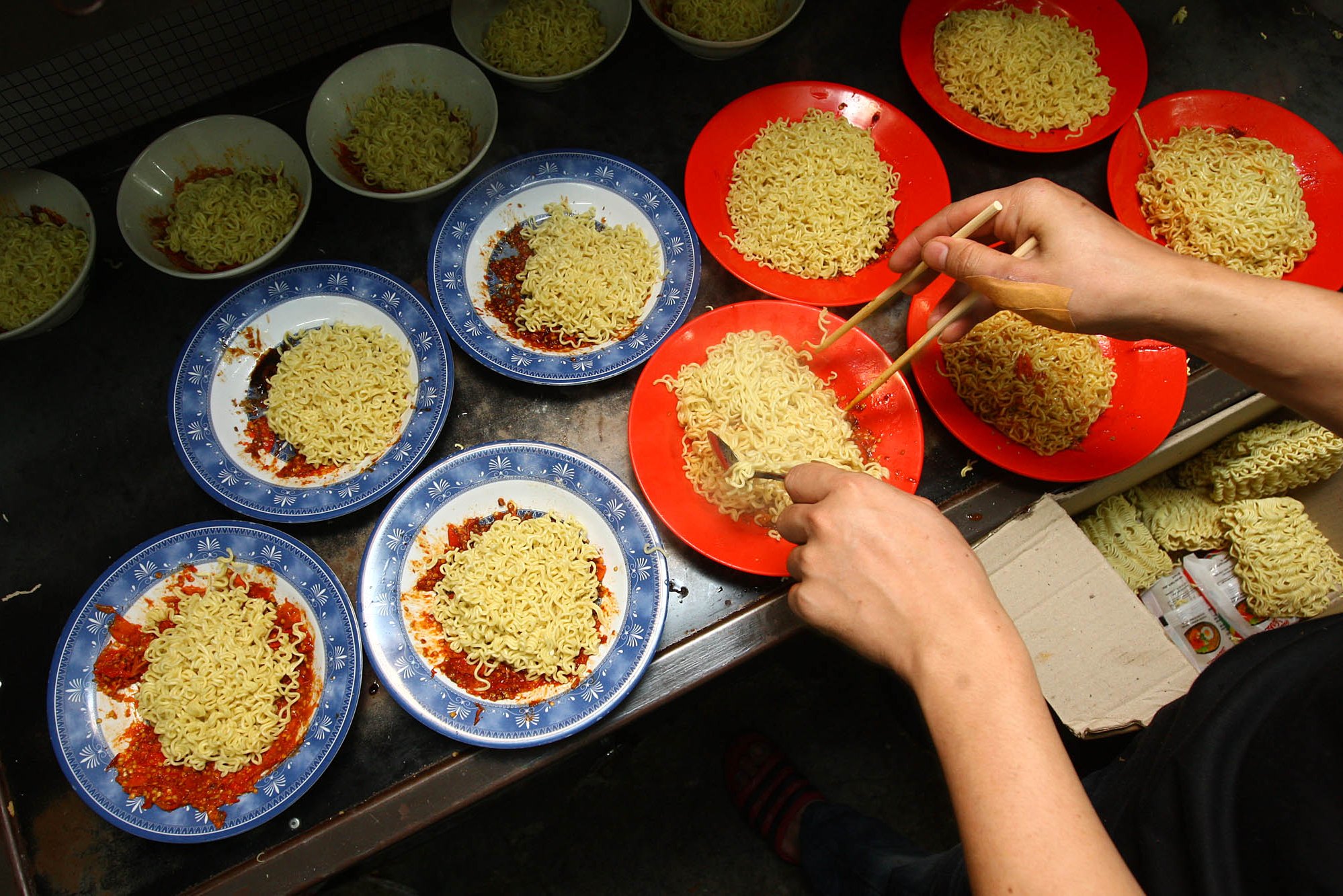 Koki tengah menyiapkan mi goreng pesanan pembeli di warung Indomie Abang Adek di kawasan Tomang, Jakarta Barat, beberapa waktu lalu.