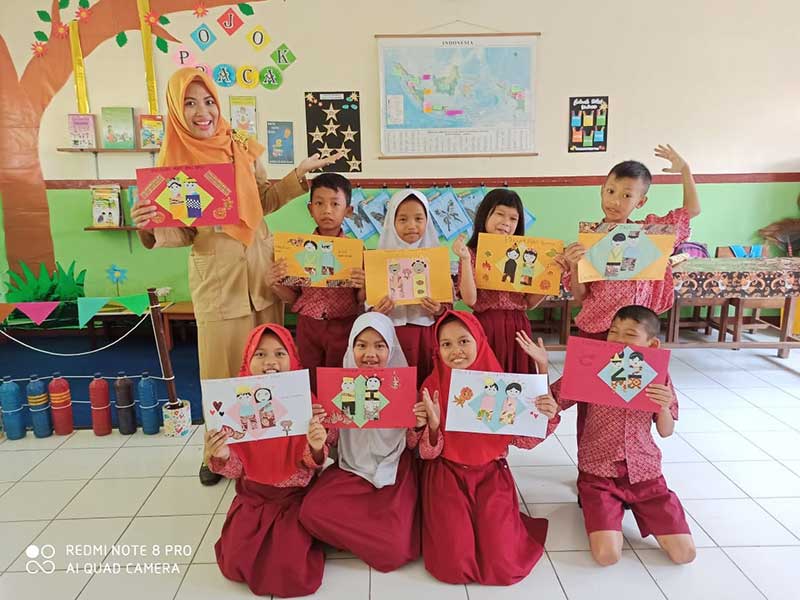 Anis Septiani dan anak-anak didiknya.