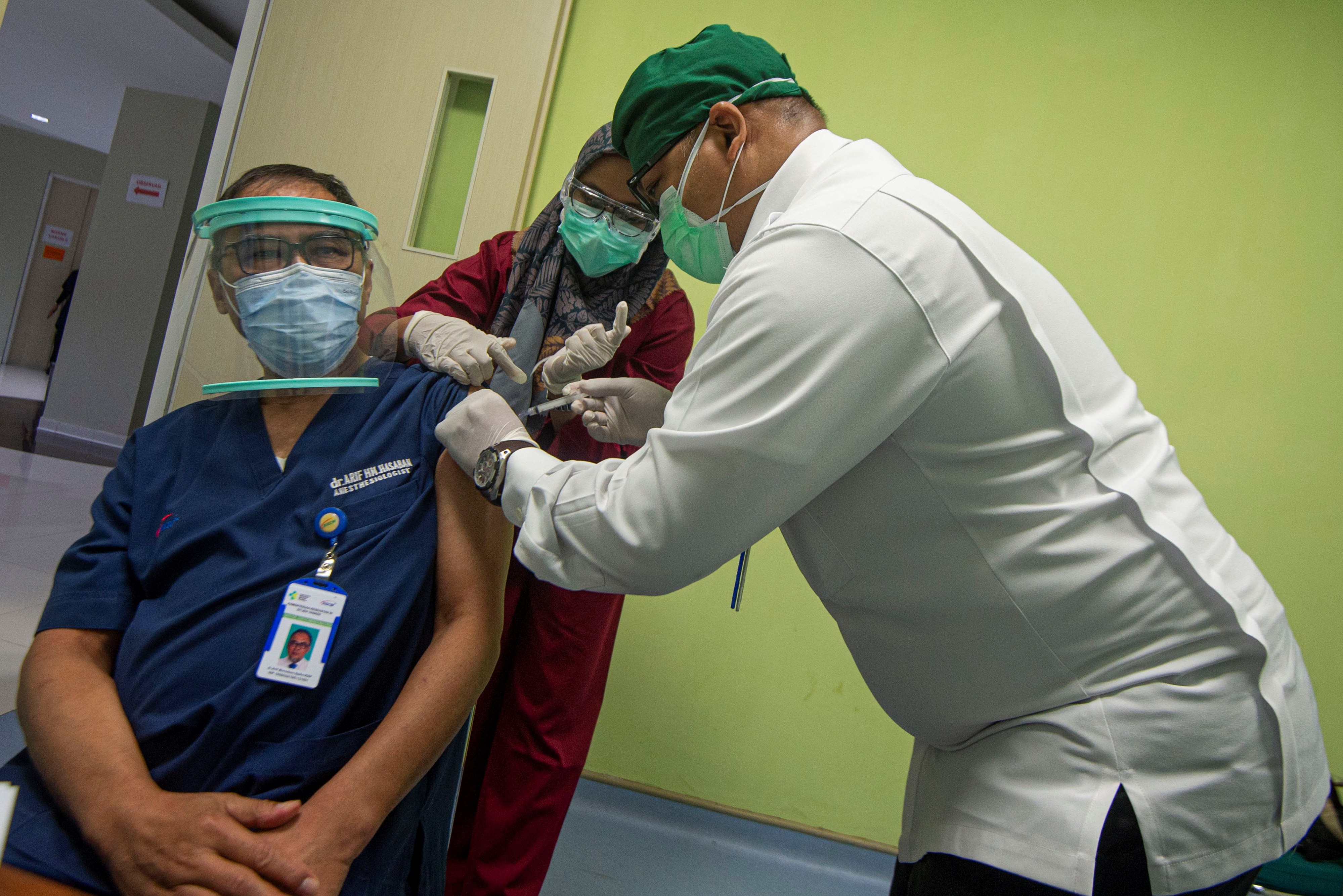 Petugas menyuntikkan vaksin covid-19 kepada tenaga kesehatan berusia lanjut di RSCM, Jakarta, Senin (8/2).