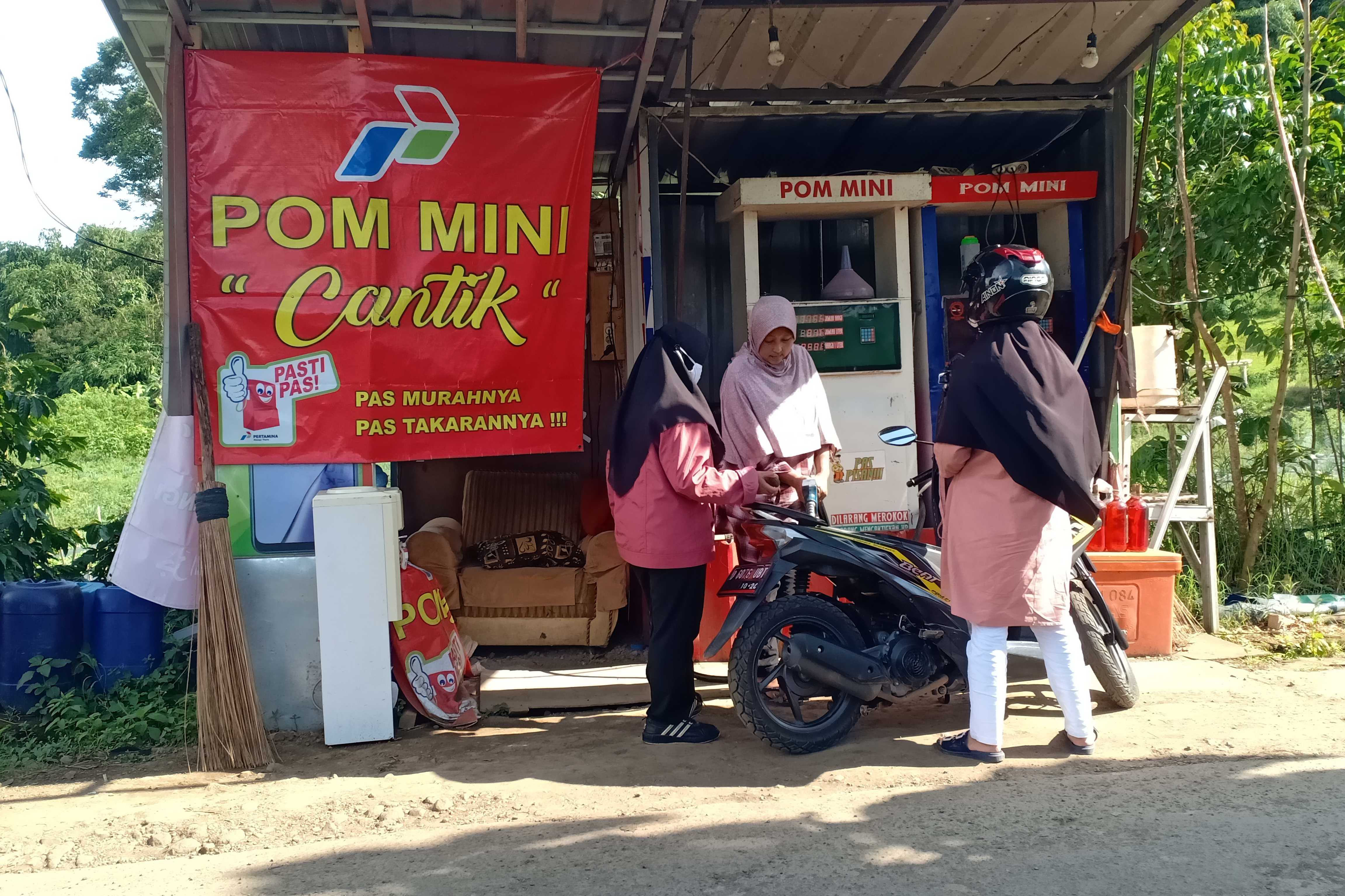 Pengendara motor mengisi bahan bakar minyak di Pom Mini Cantik yang berada di Jalan Sukaraja-Sukarame, Rabu (17/2).