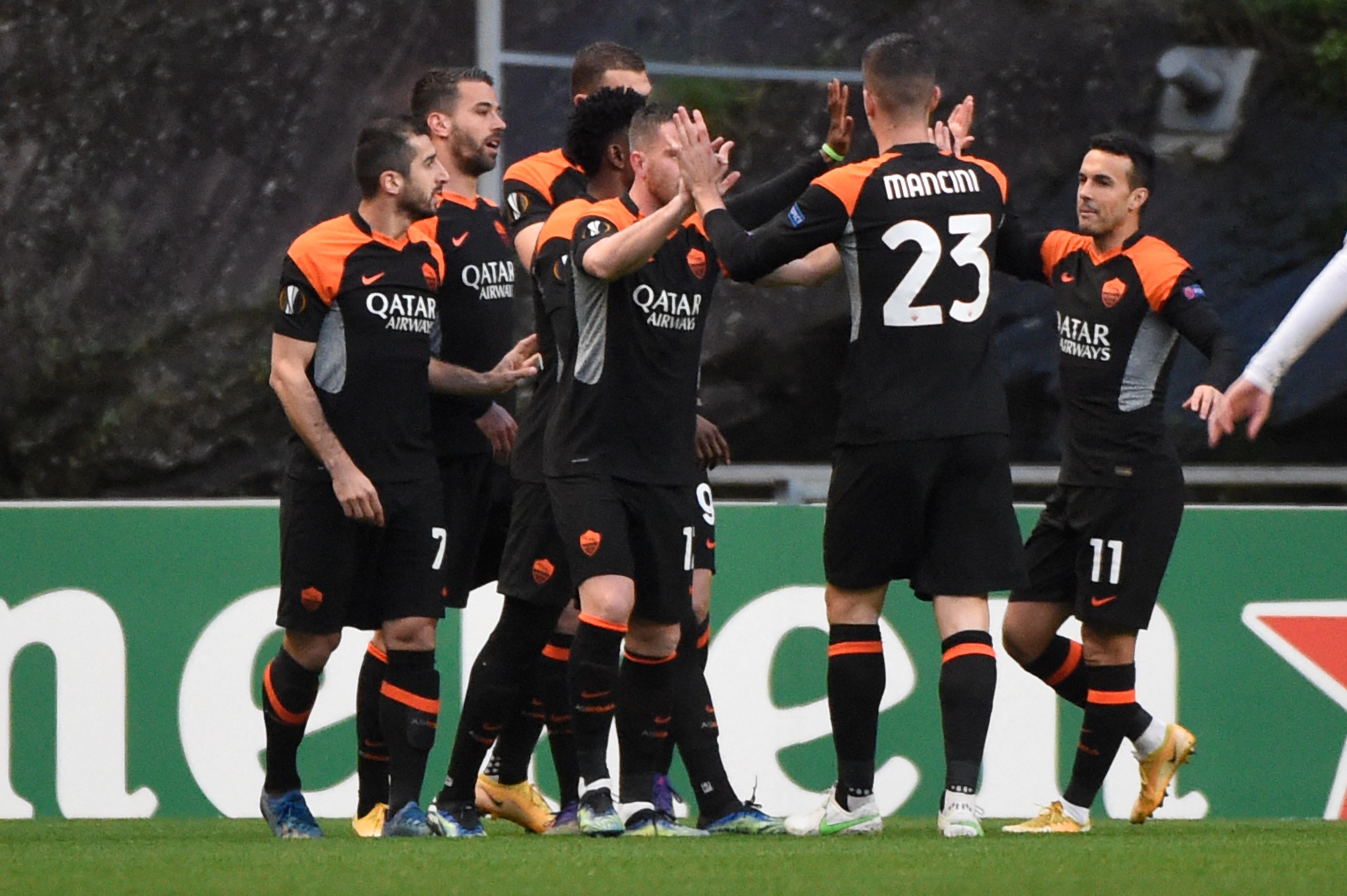 Pemain AS Roma merayakan gol yang dicetak ke gawang Benfica dalam laga Liga Europa, Jumat (19/2) dini hari WIB.