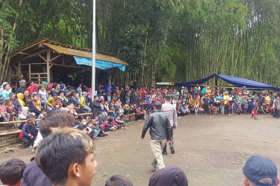 Satgas Penanganan Covid-19 Kabupaten Garut membubarkan kegiatan kontes ketangkasan domba digelar oleh warga di Desa Panjiwangi.