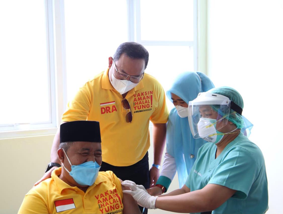 Pelaksanaan penyuntikan vaksin covid-19 untuk nakes lansia di wilayah Muba, Sumatra Selatan, Jumat (12/2).