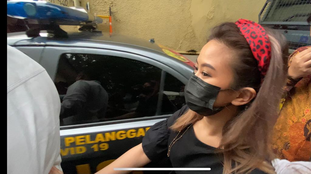 Artis berinisial GL usai diperiksa Polres Metro Jakarta Barat