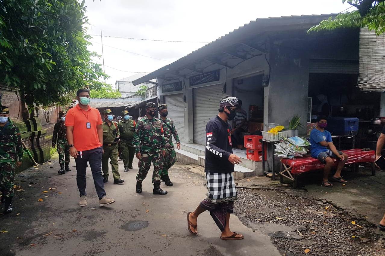 Satgas Covid-19 Desa Dangin Puri Kauh, Denpasar Utara, Bali gencar melakukan pemantauan disiplin prokes di wilayahnya, Jumat (12/2).