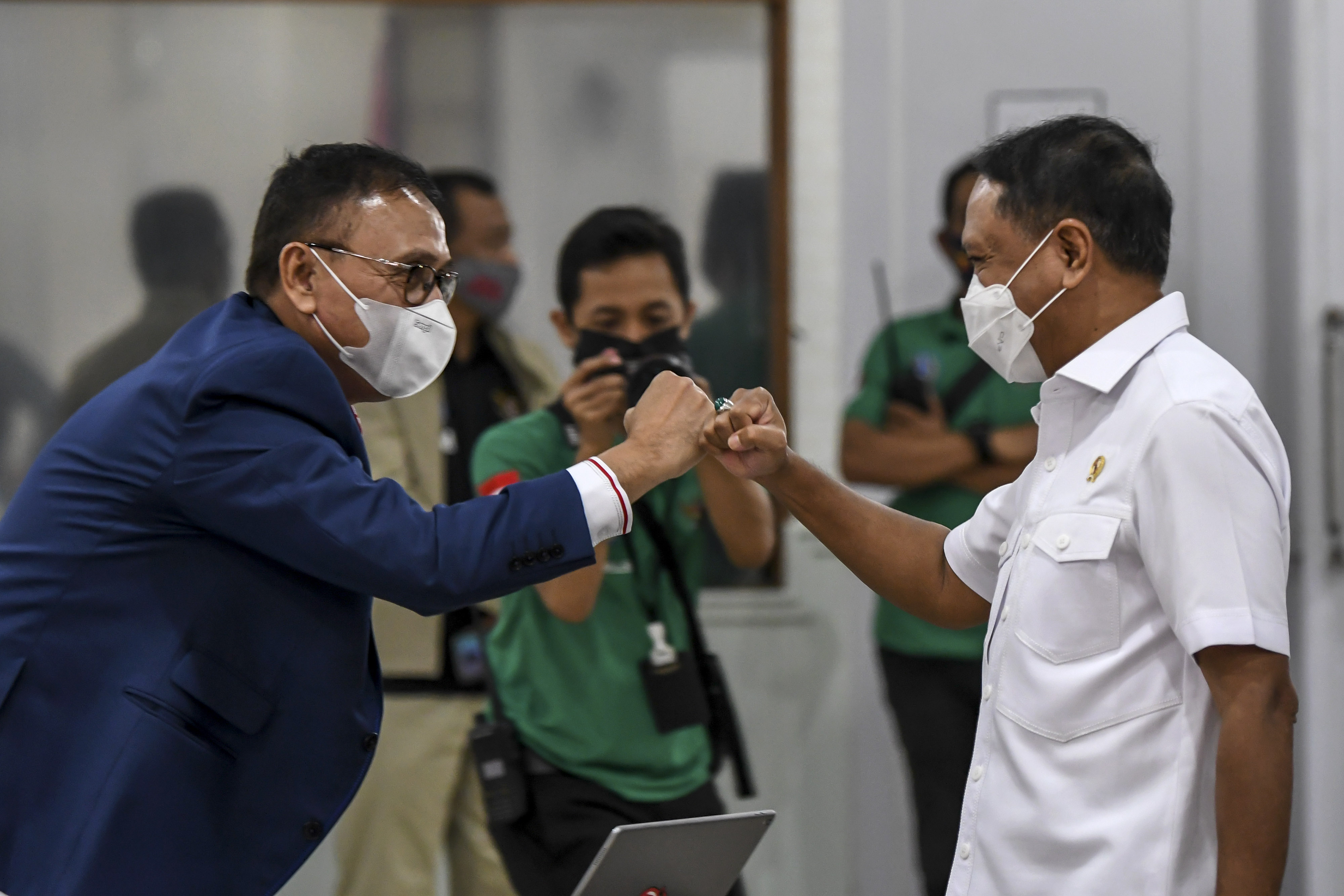Menpora Zainudin amali menyapa Ketua PSSI Moch Iriawan saat rapat koordinasi soal Liga 1
