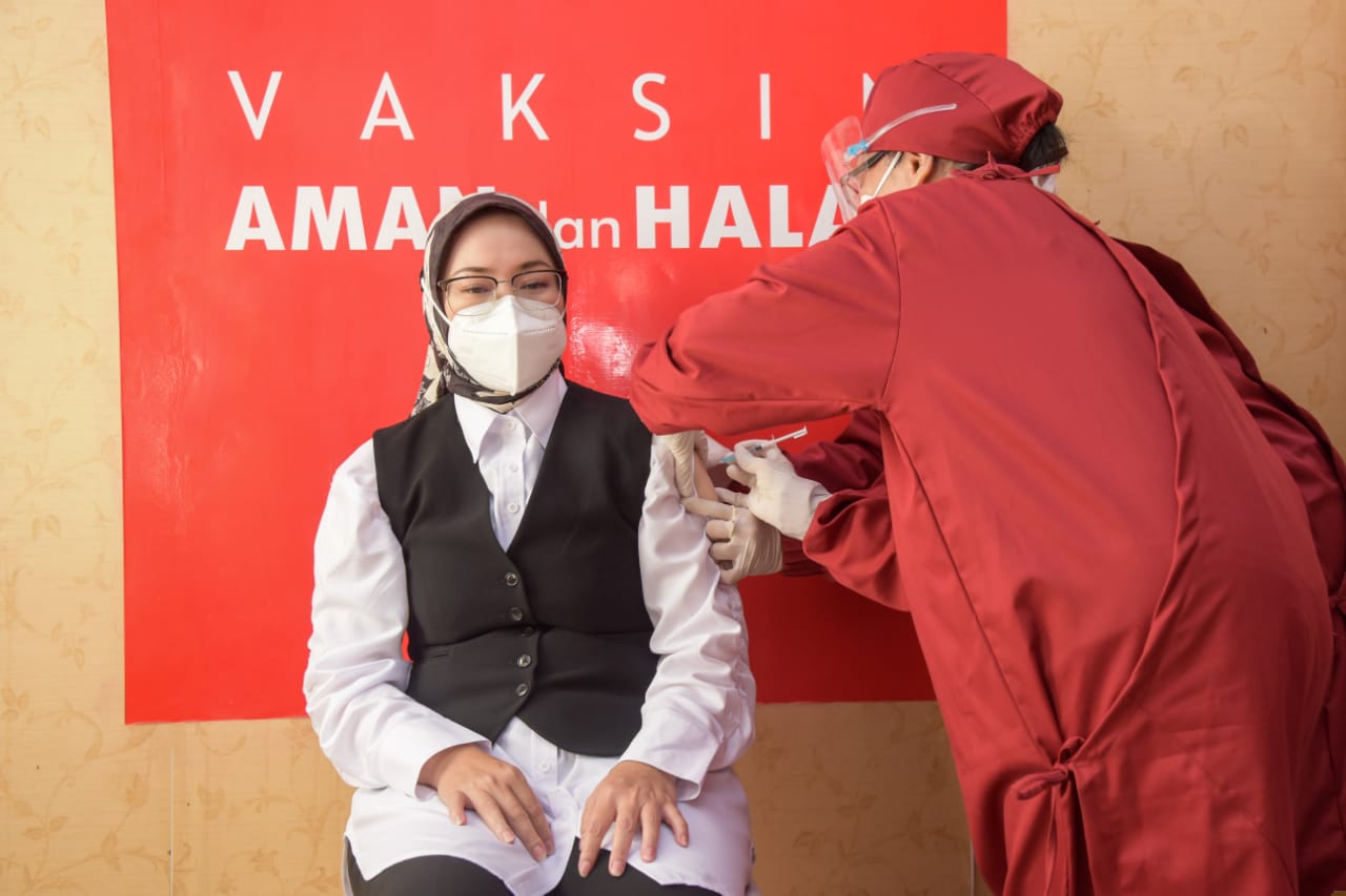 Bupati Anne Ratna Mustika mengawali vaksinasi Covid-19 tahap pertama di Kabupaten Purwakarta, kamis (4/2/2021)