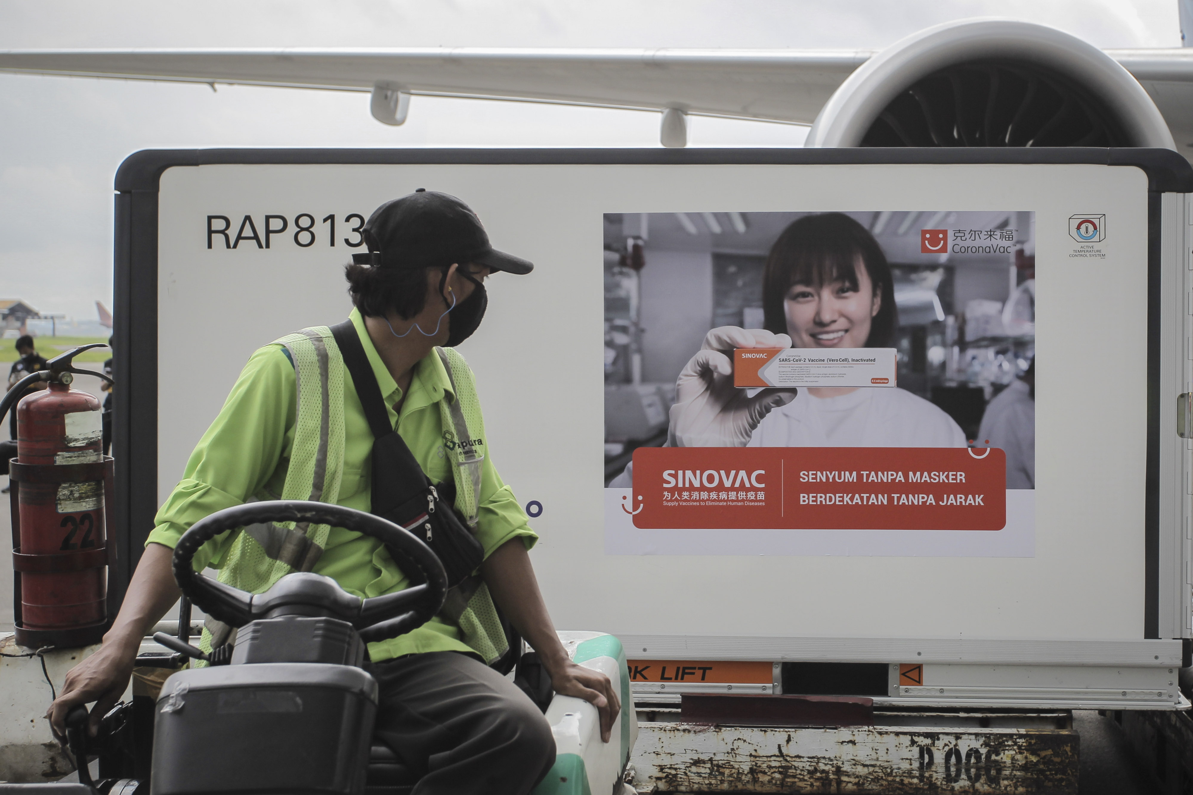 Petugas menurunkan kontainer berisi vaksin covid-19 yang akan diproses Bio Farma. 