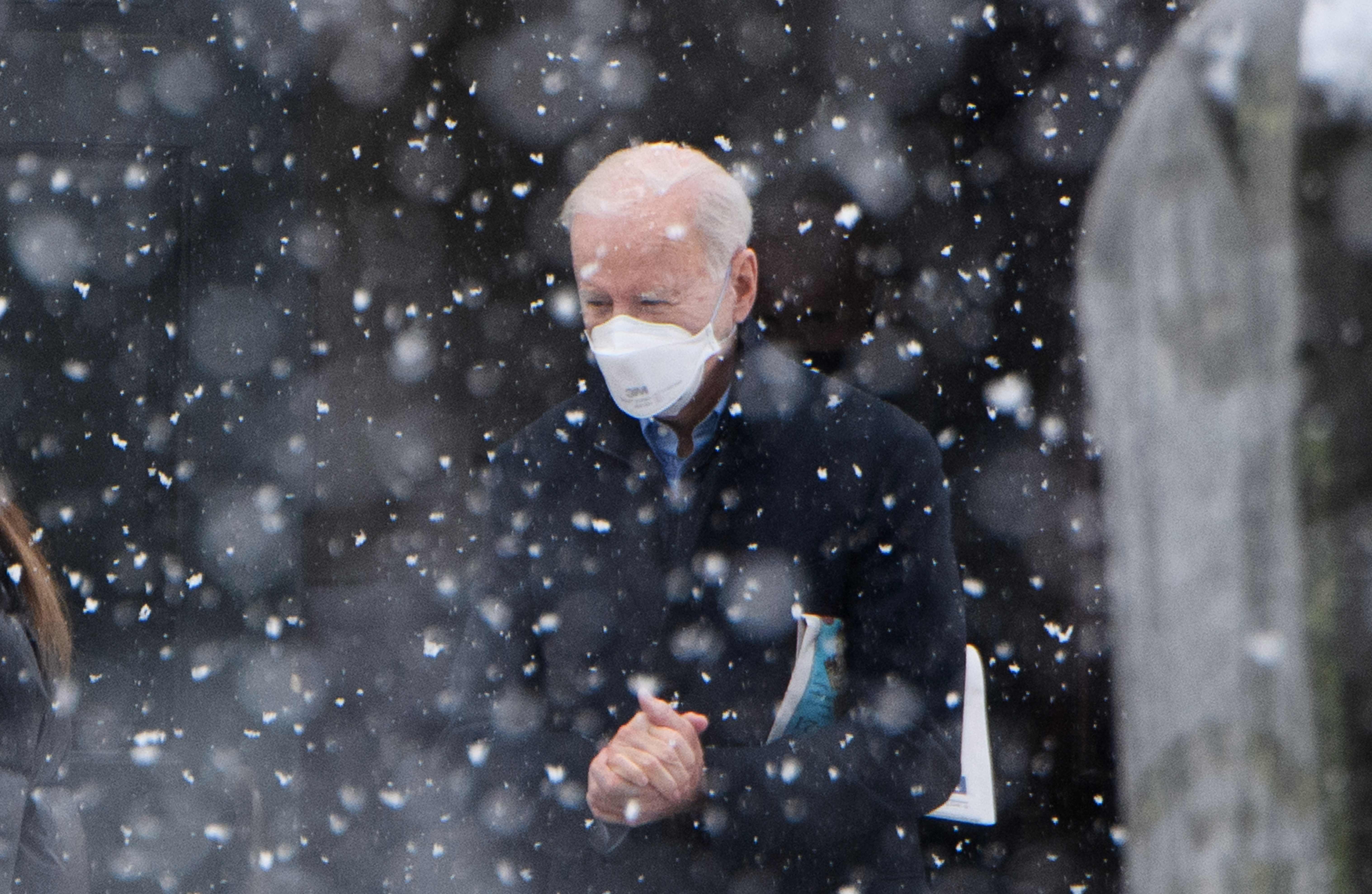 Presiden AS Joe Biden berjalan ke mobilnya usai mengikuti misa di Gereja Santo Yosef di Dellaware, AS.