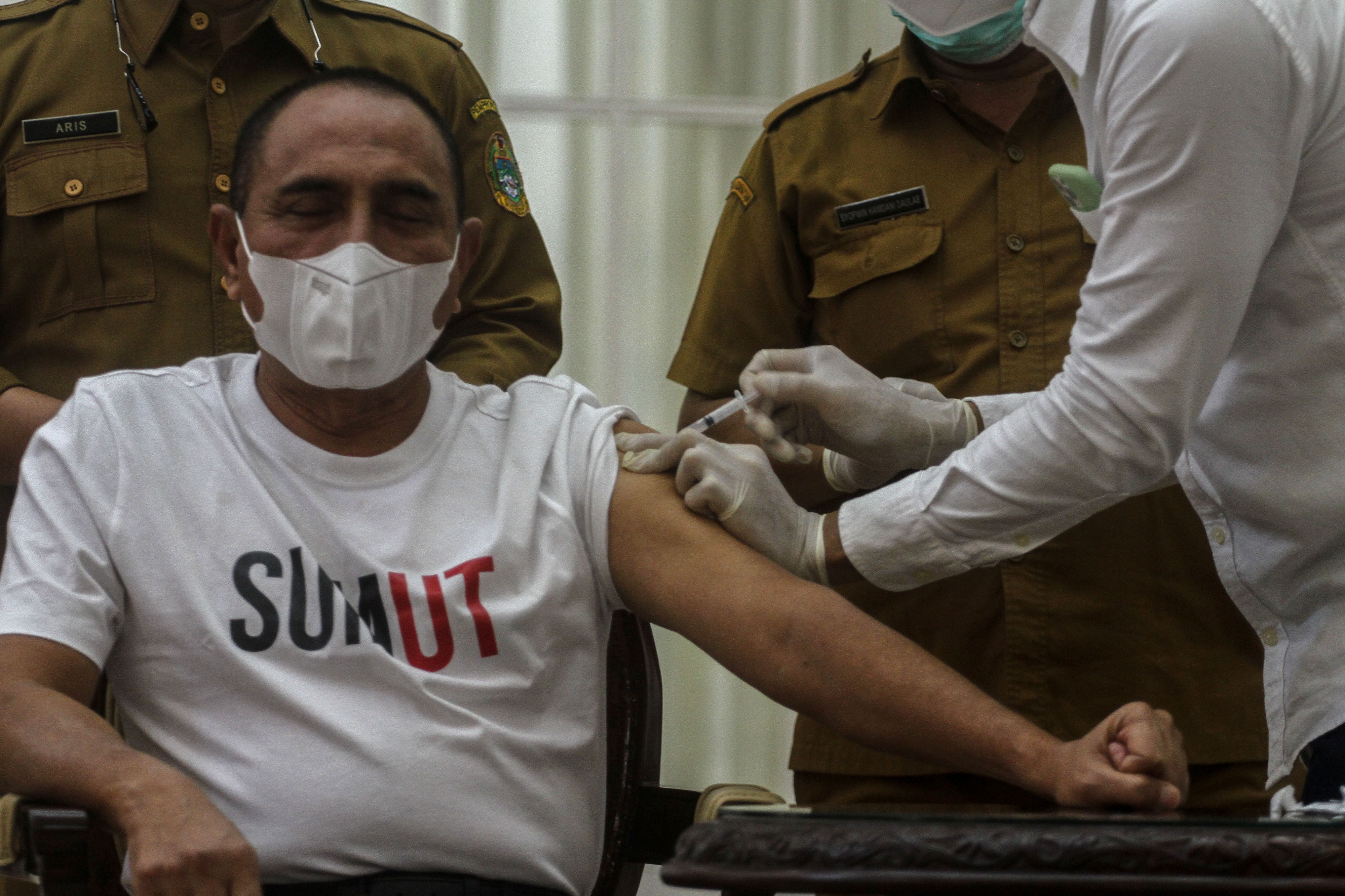 Gubernur Sumatra Utara Edy Rahmayadi disuntik vaksin Covid-19 Sinovac dosis kedua, di Rumah Dinas Gubernur, Kota Medan,Selasa (2/2/2021)