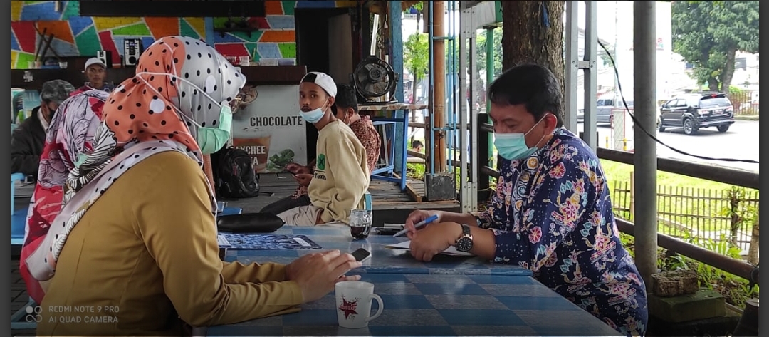 Sekda Depok Hardiono menerima SK Pensiun di sebuah warung kopi di Pasar Segar, Pancoranmas, Kota Depok.