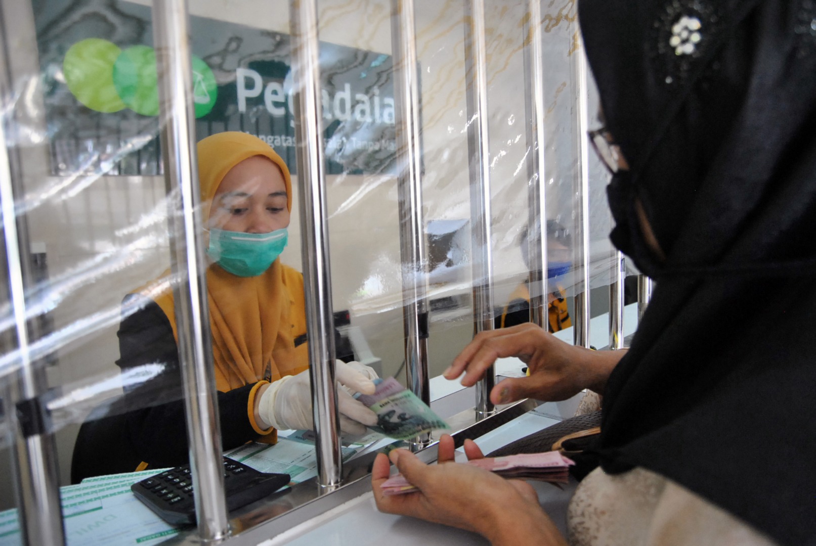 Nasabah melakukan transaksi di Kantor Cabang Pegadaian Bogor, Jalan Juanda, Kota Bogor, Jawa Barat, Kamis (14/5/2020).