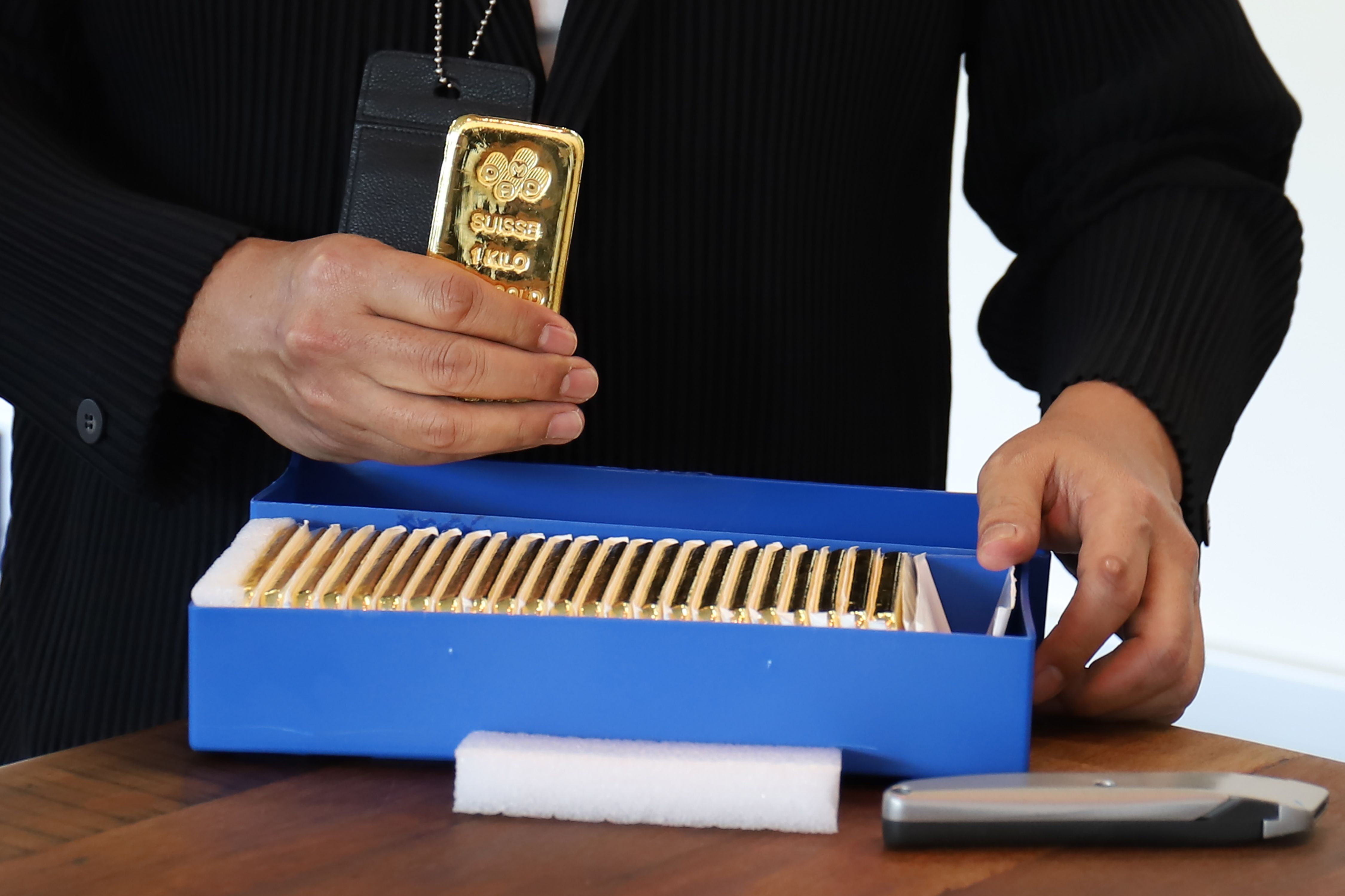 Investor Ritel Mundur Dari Perak, Harga Emas Anjlok 