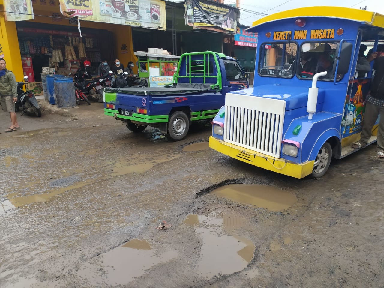 Pengguna kendaraan melewati jalan berlubang di kawasan Cihampelas, Kabupaten Bandung Barat, Selasa (9/2).